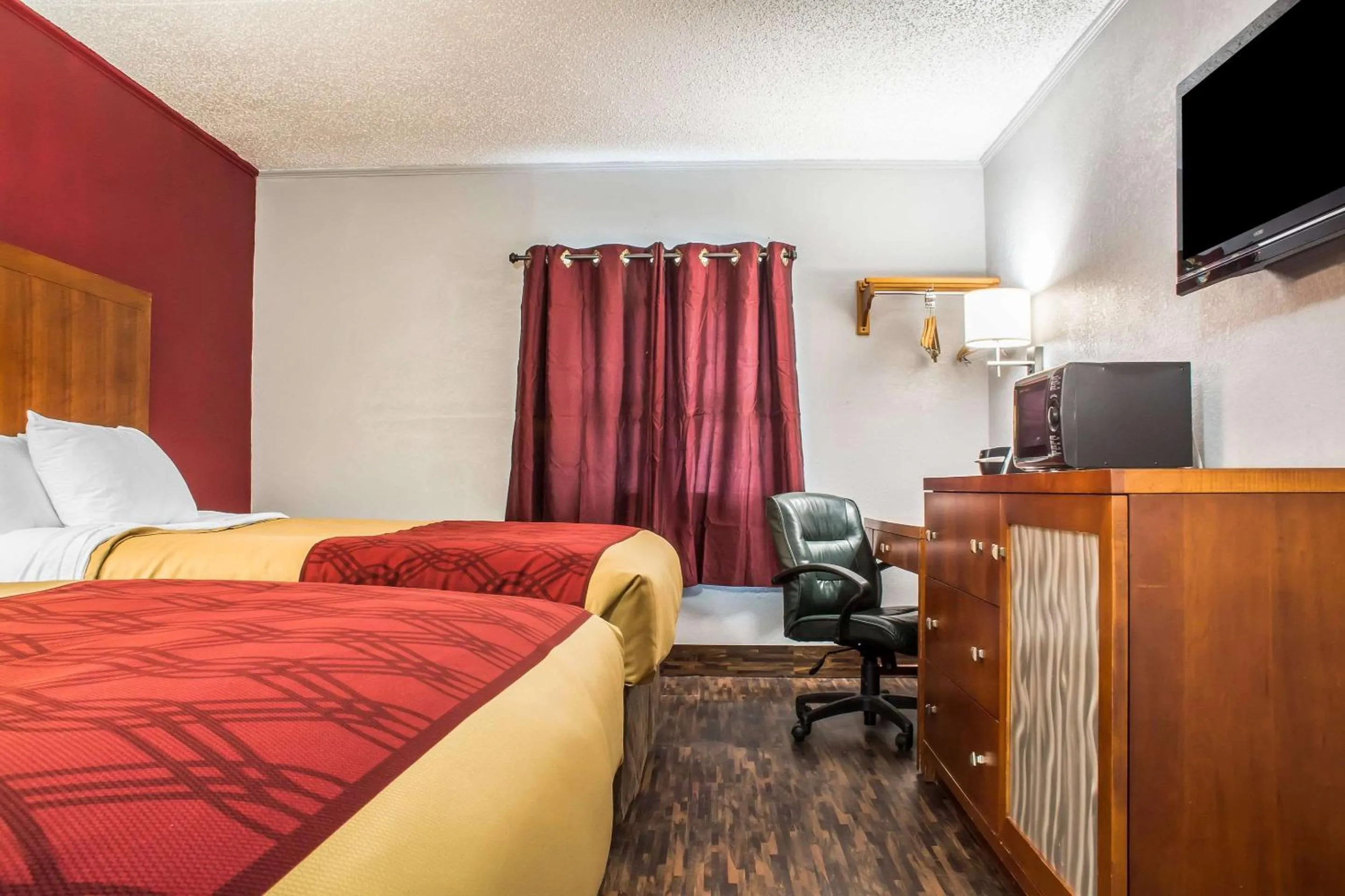 Photo of the whole room, Bed in Econo Lodge