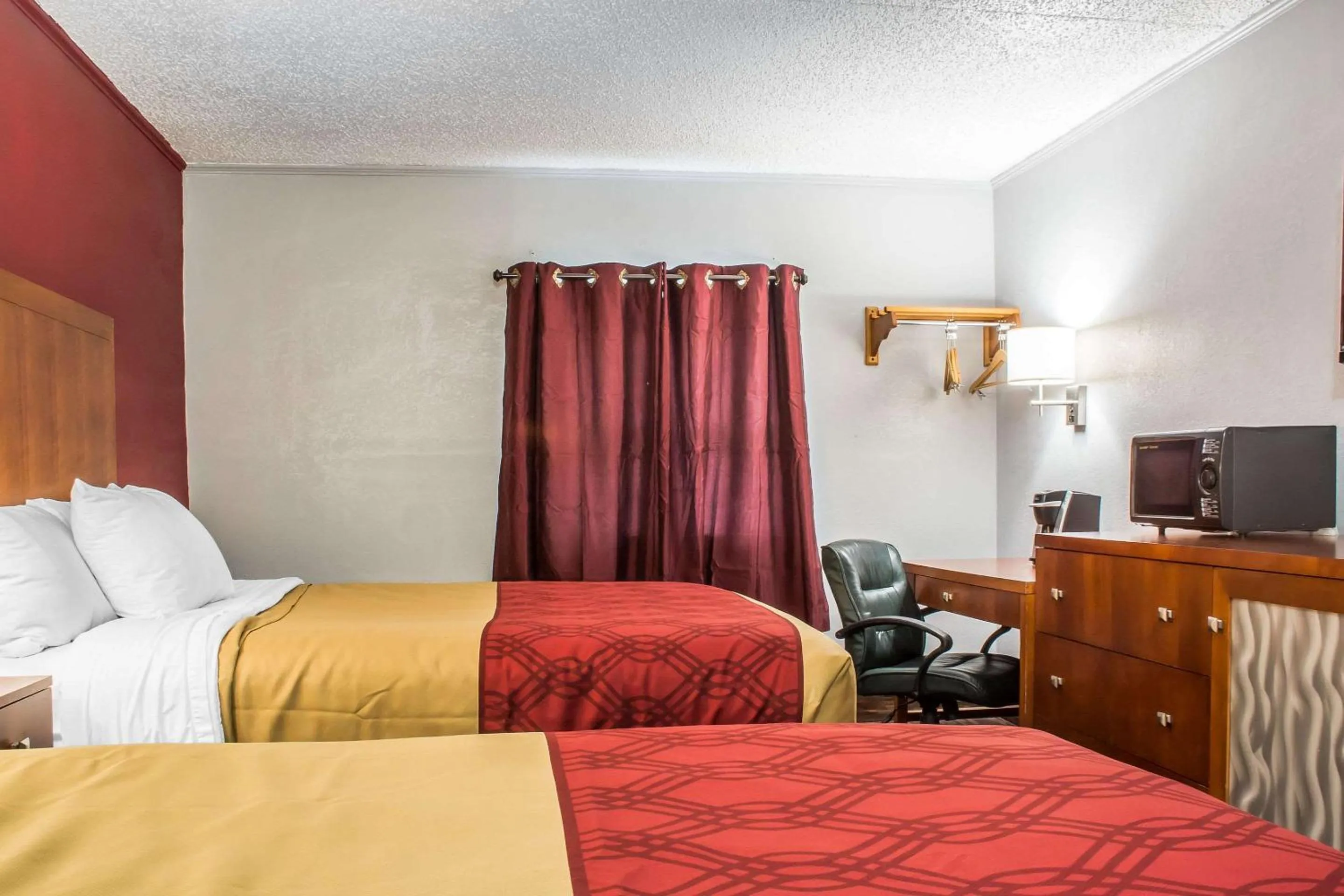 Photo of the whole room, Bed in Econo Lodge