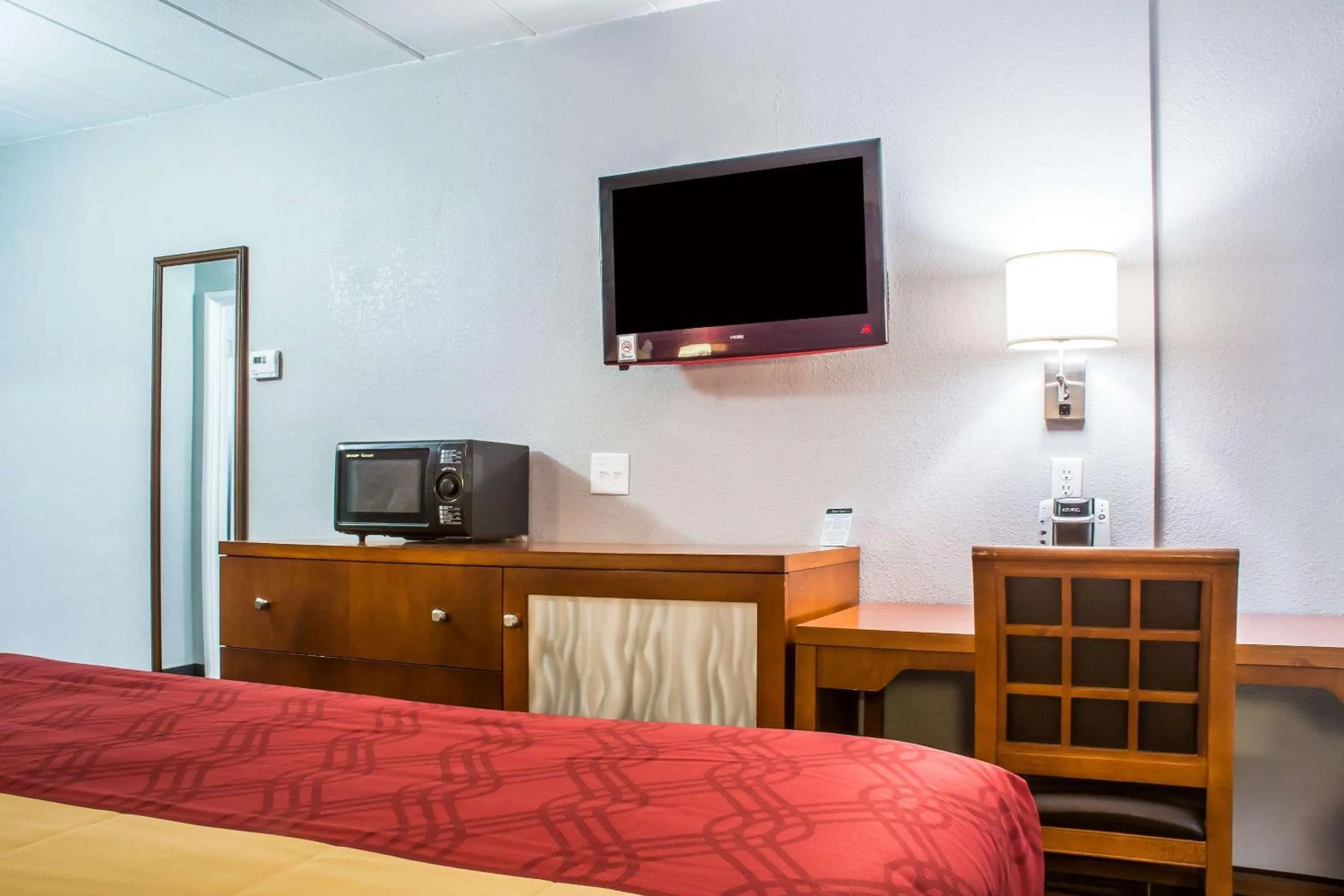 Photo of the whole room in Econo Lodge