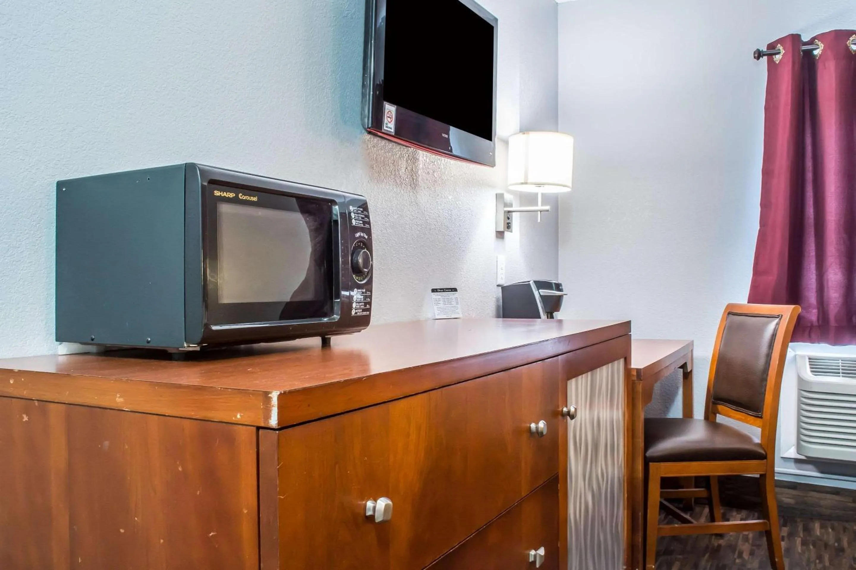 Photo of the whole room in Econo Lodge