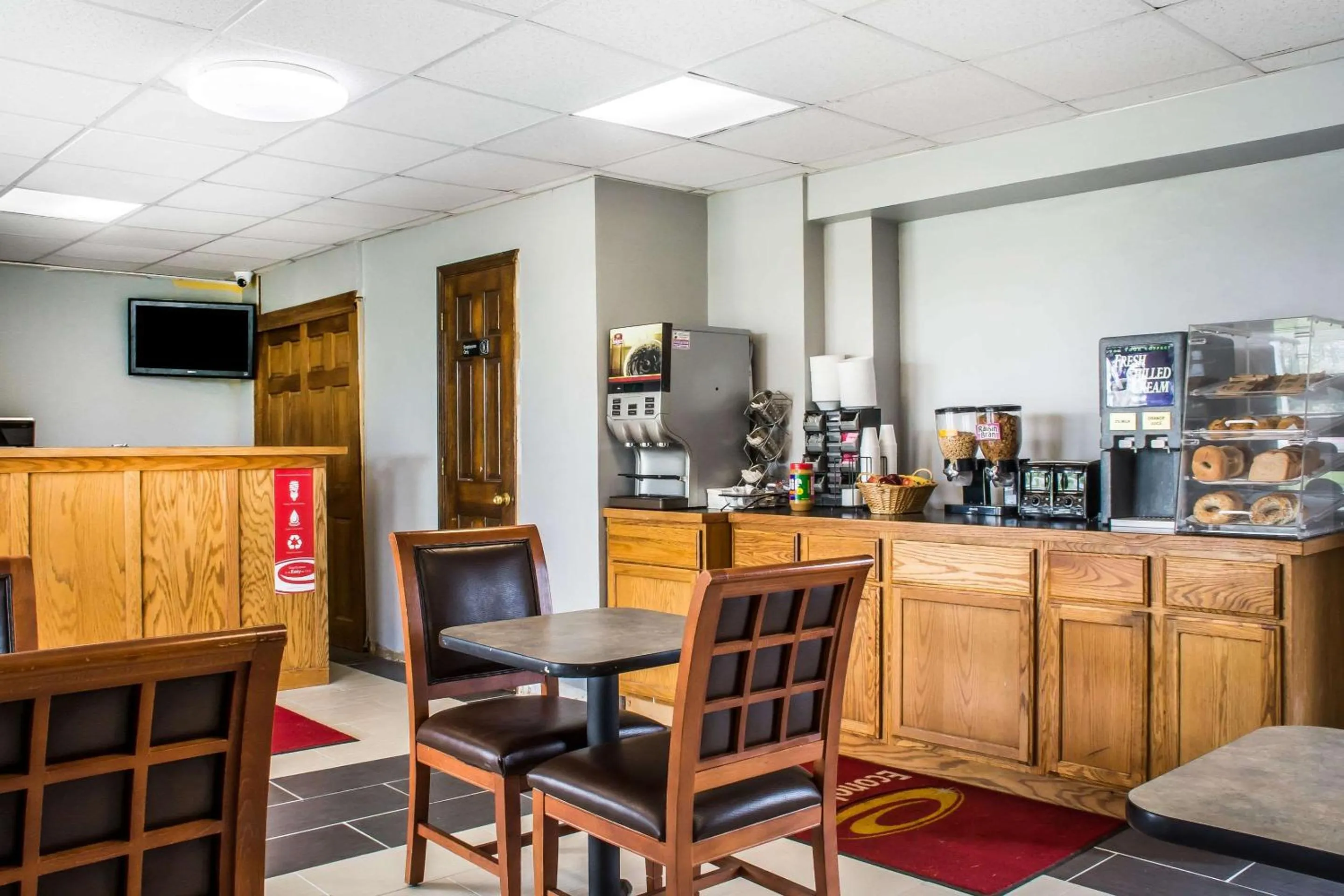 Restaurant/places to eat in Econo Lodge