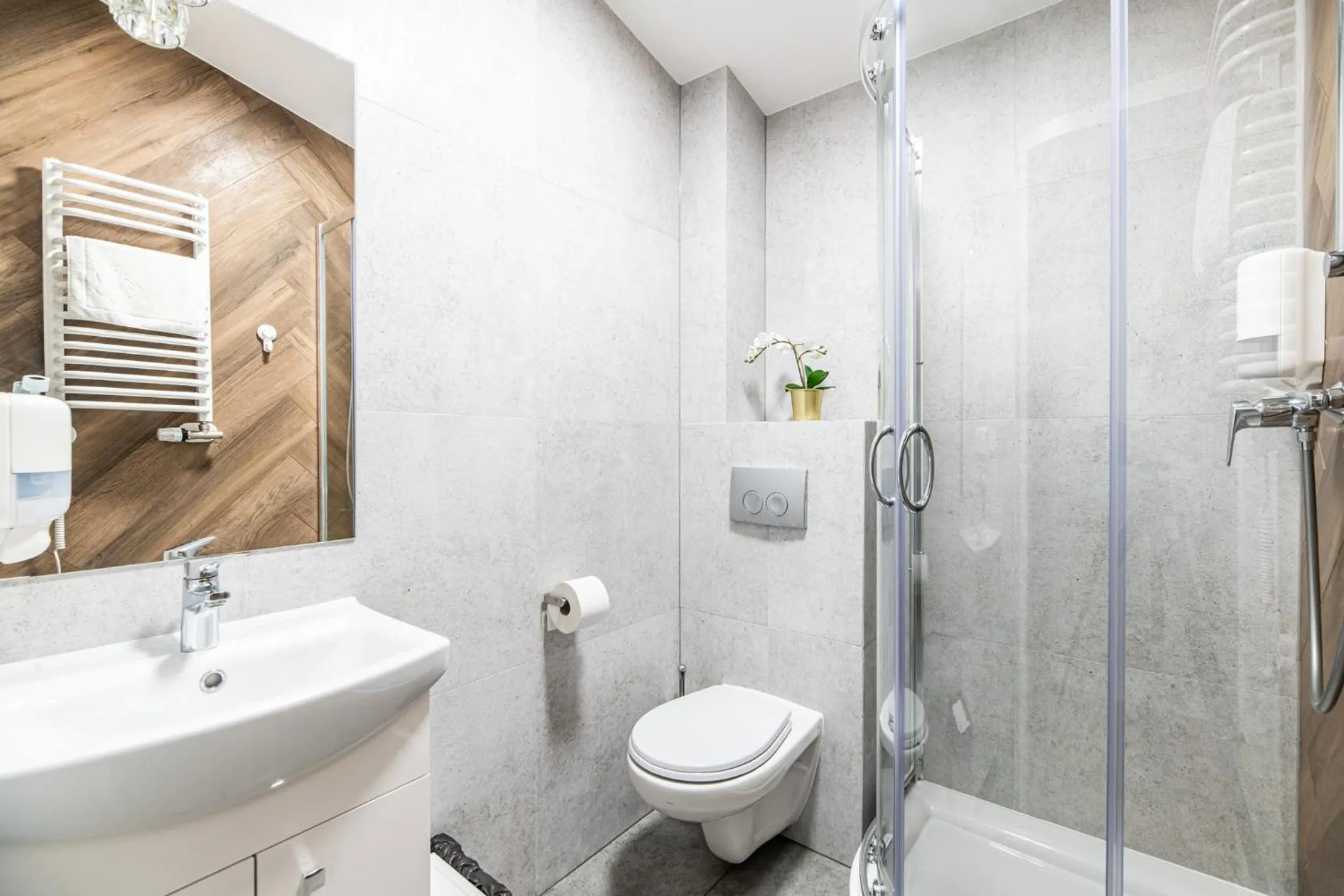 Shower in Lubomirskiego 23 Residence - great location, 10 min to Main Square by foot, right next to Main Rail and Bus Station