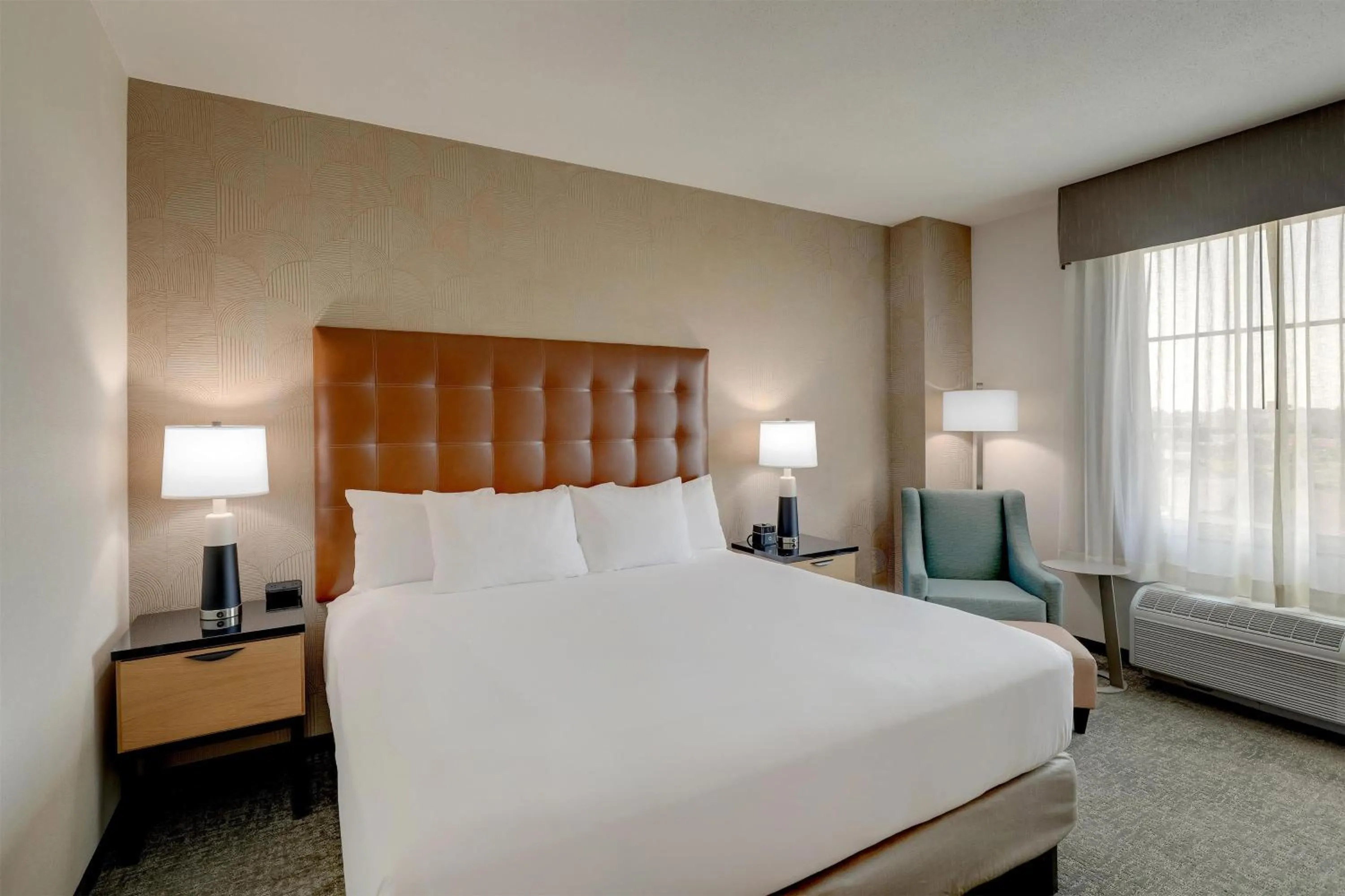 Bedroom, Bed in Drury Inn & Suites Dayton North