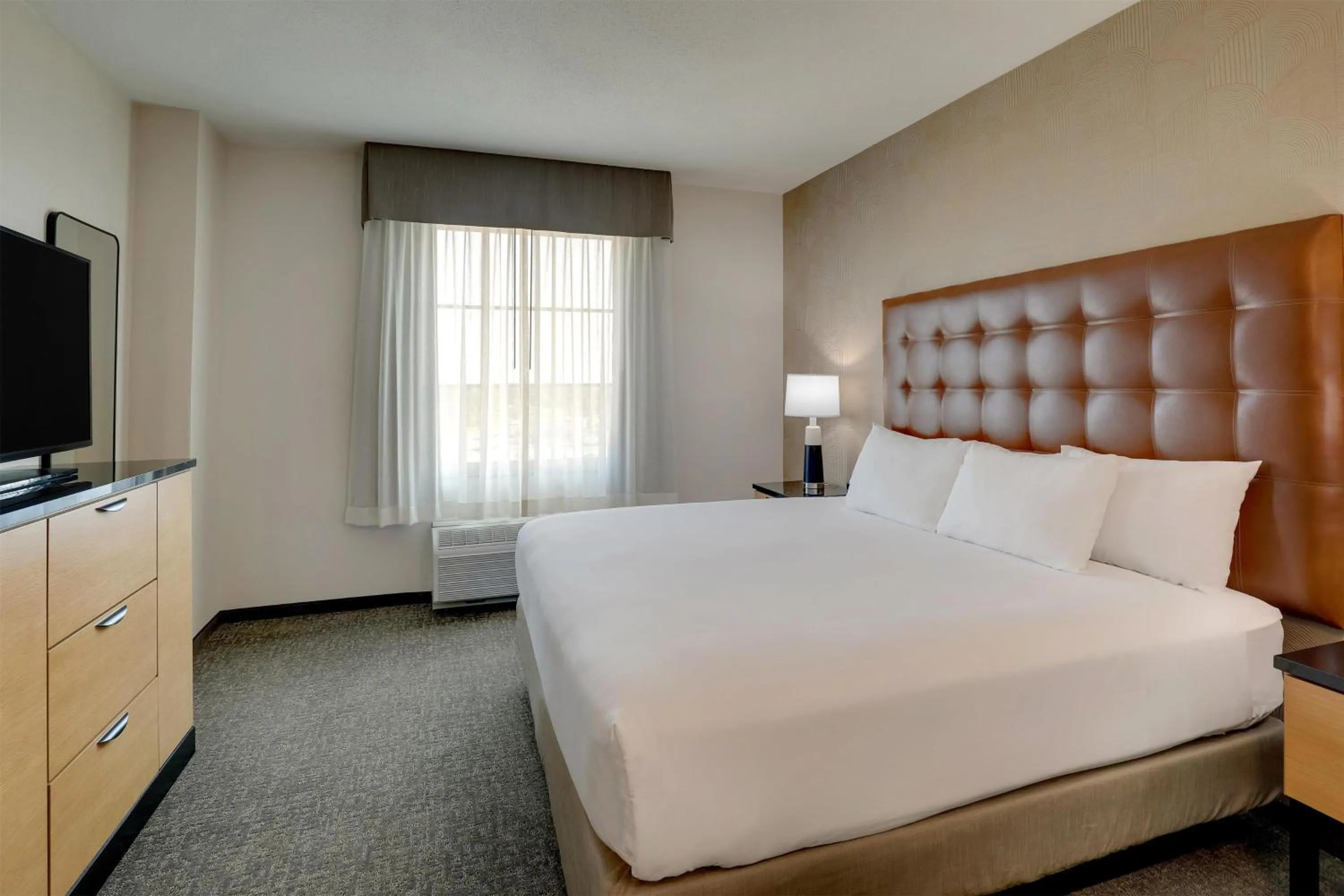 Bedroom, Bed in Drury Inn & Suites Dayton North