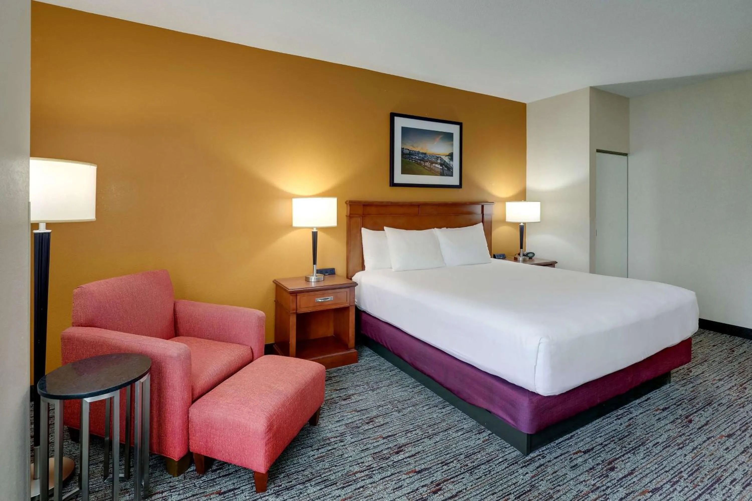 Bedroom, Bed in Drury Inn & Suites Charlotte Northlake