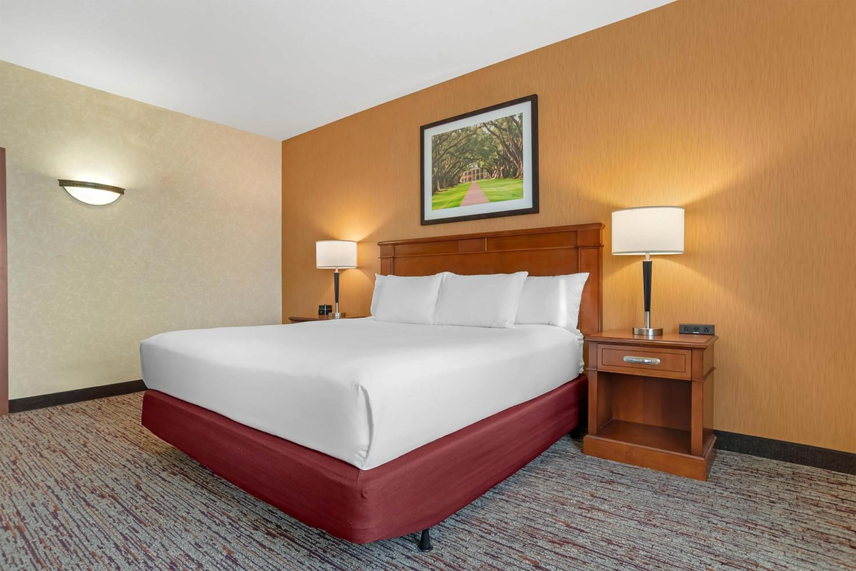 Bedroom, Bed in Drury Inn & Suites Baton Rouge