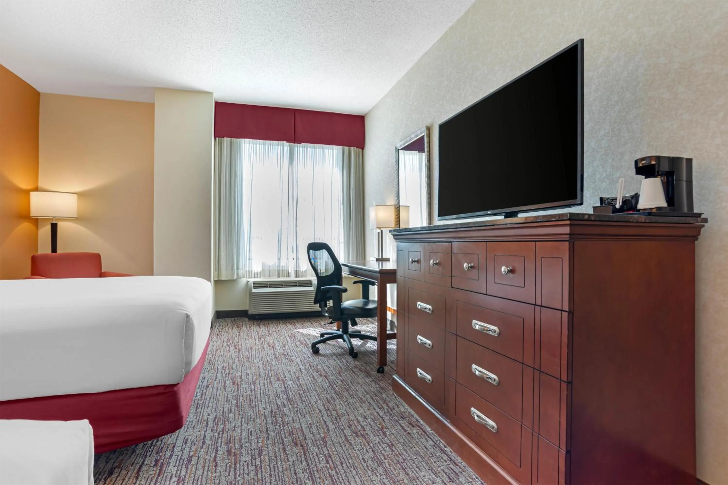 Bedroom, Bed in Drury Inn & Suites Baton Rouge