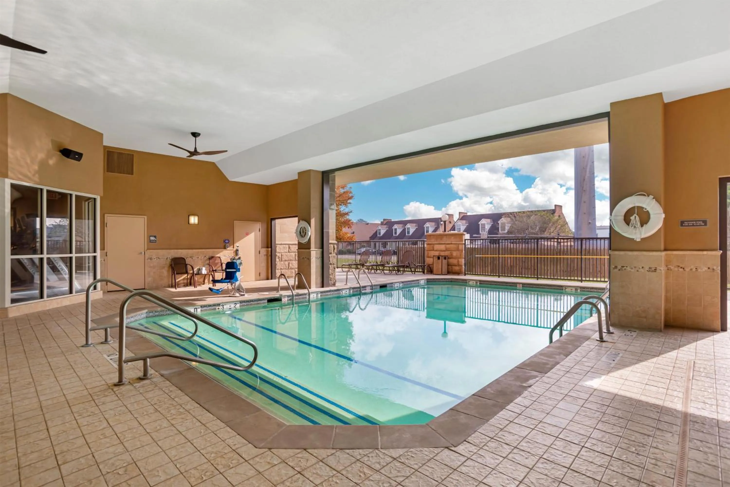 Pool view in Drury Inn & Suites Baton Rouge