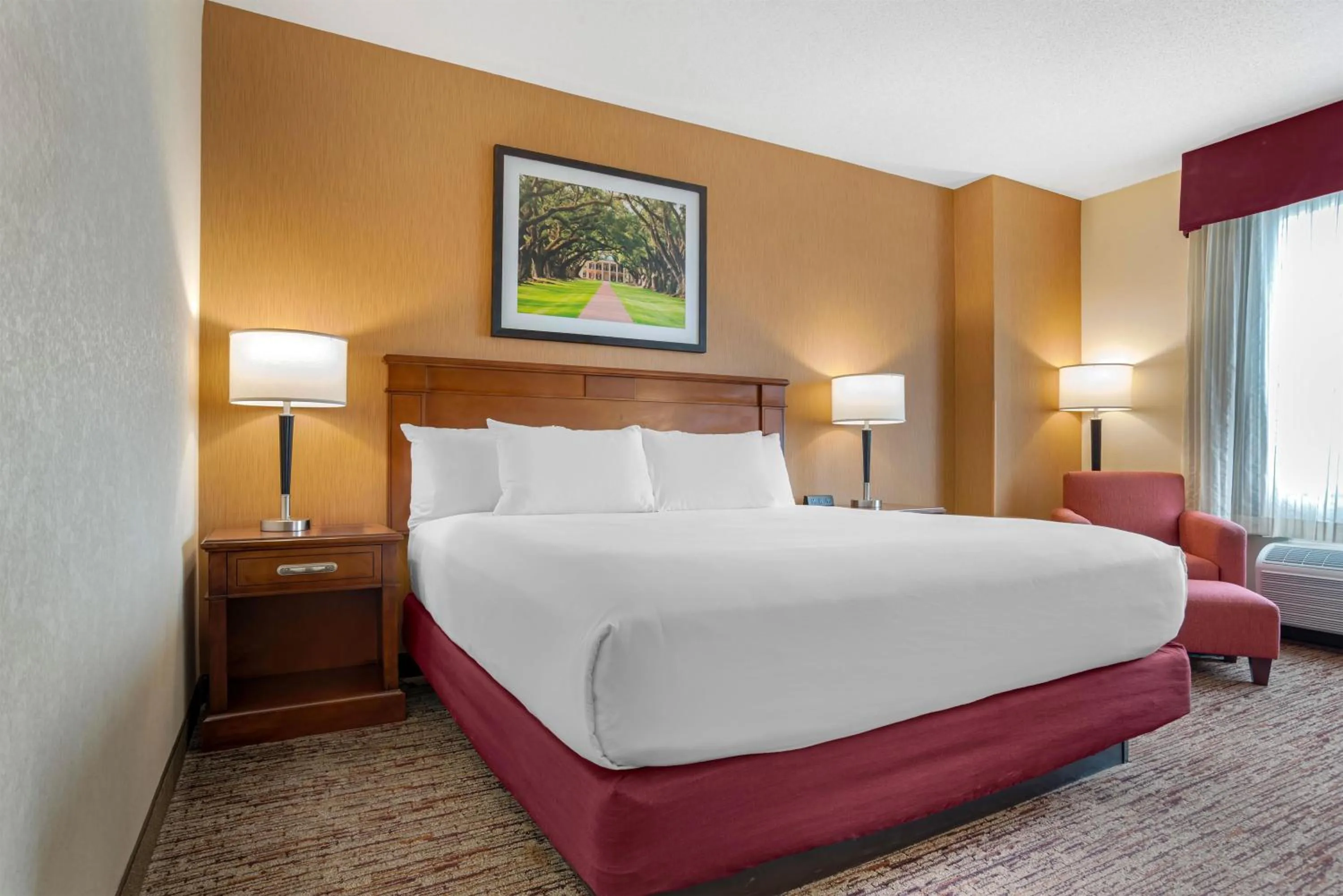 Bedroom, Bed in Drury Inn & Suites Baton Rouge