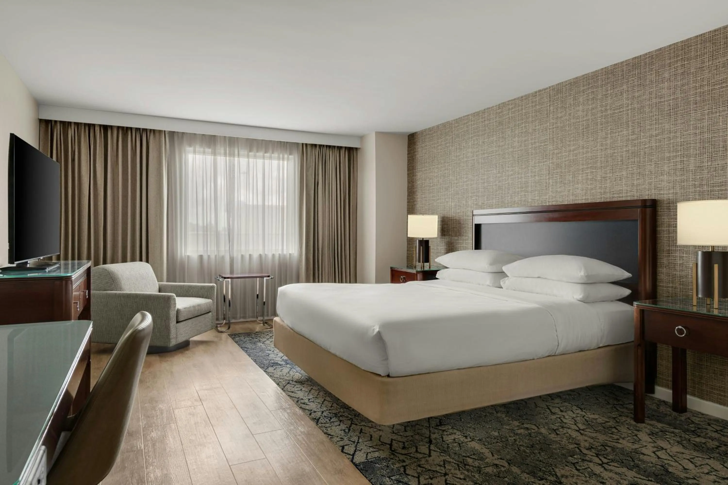 Photo of the whole room, Bed in Sheraton Hotel Metairie New Orleans