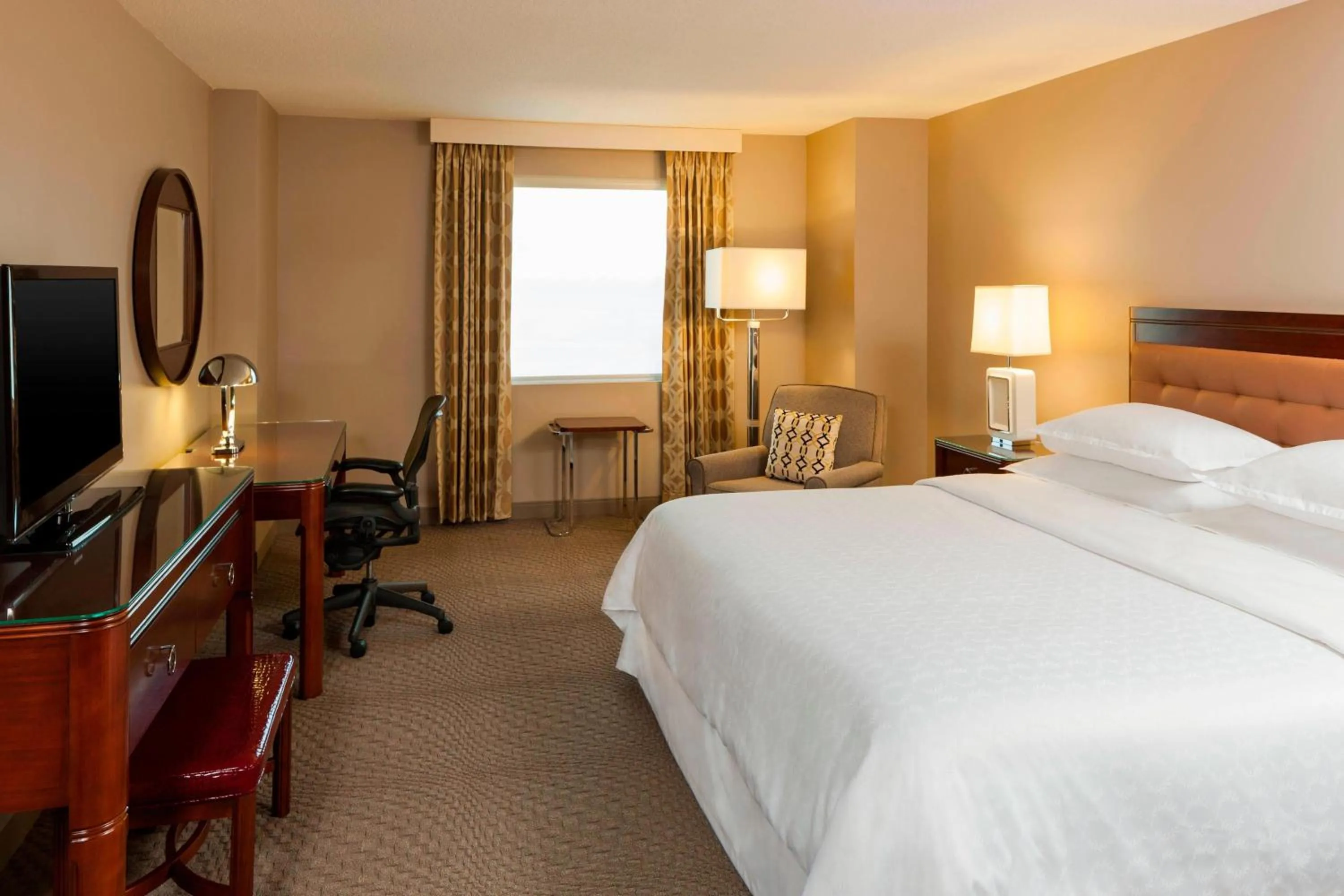 Photo of the whole room, Bed in Sheraton Hotel Metairie New Orleans