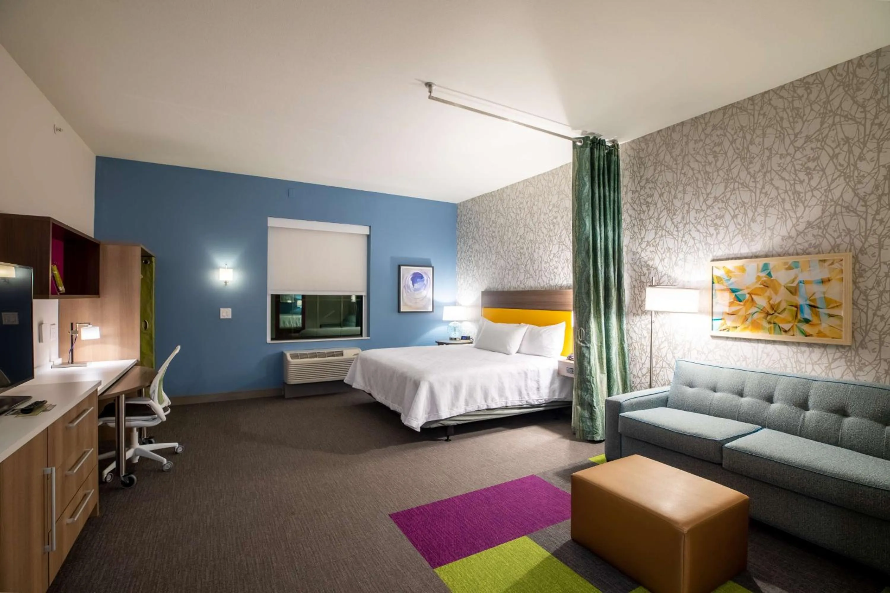 Living room, Bed in Home2 Suites By Hilton Jekyll Island