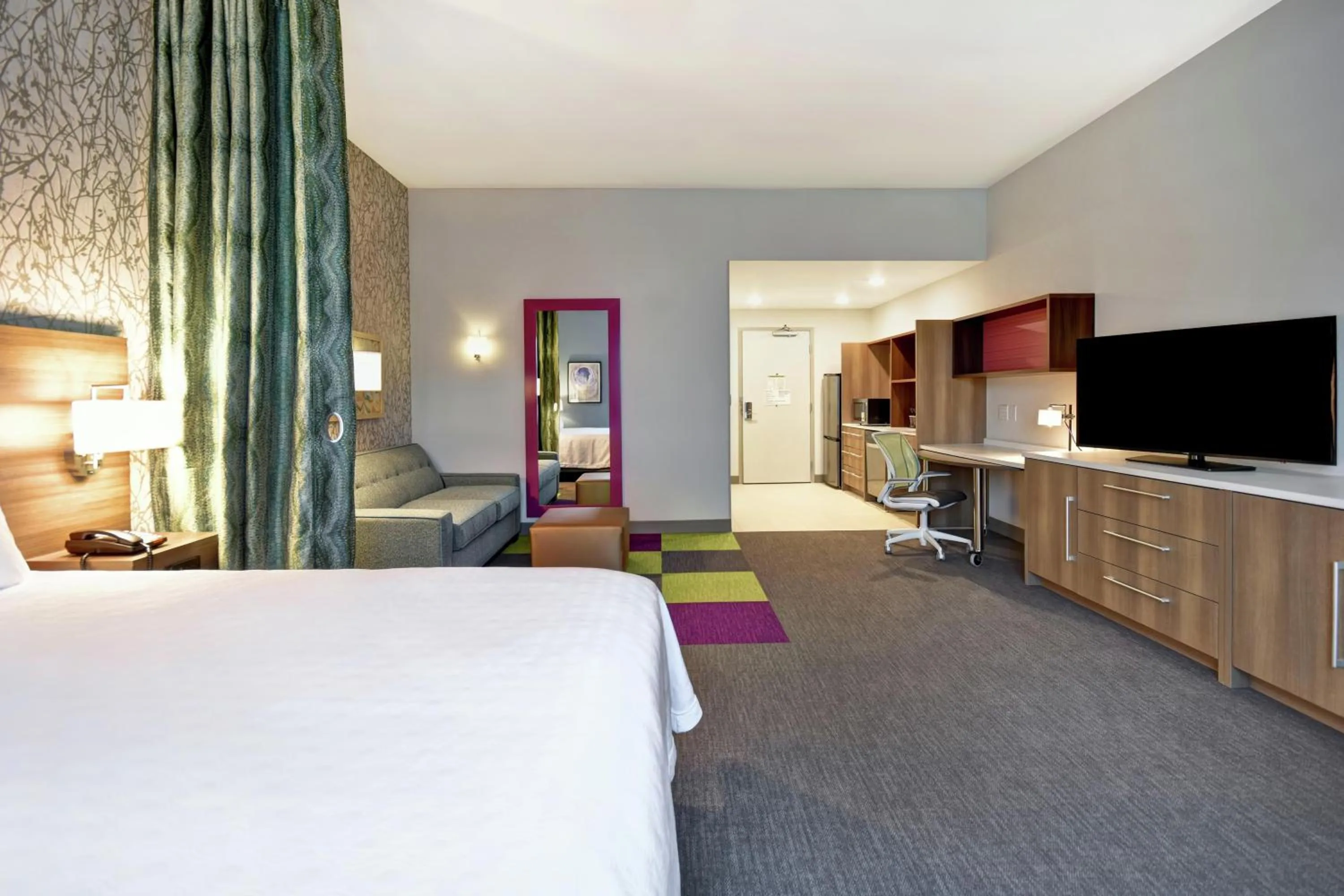 Bedroom, Bed in Home2 Suites By Hilton Jekyll Island