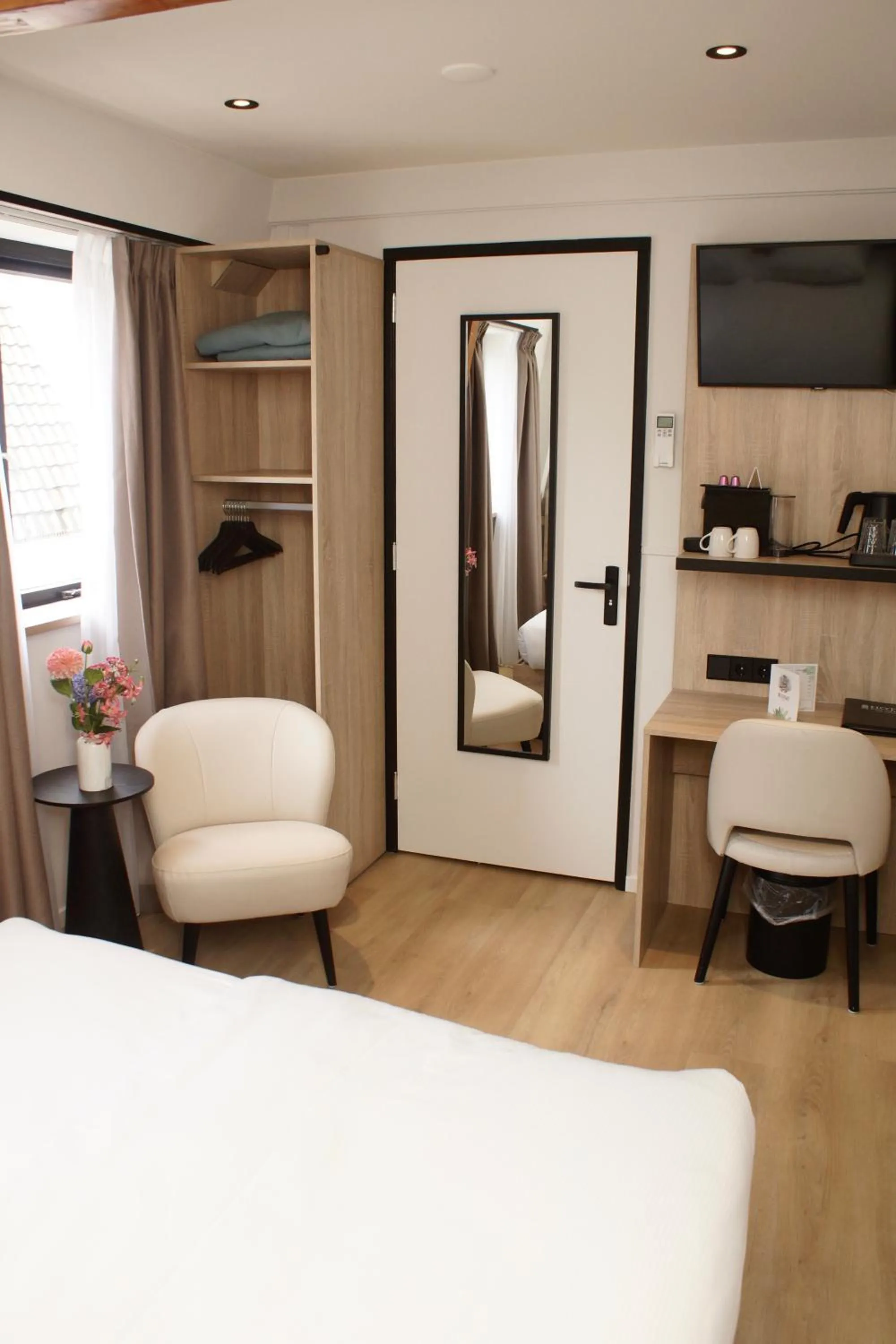 Seating area, Bed in Hotel van Gelder