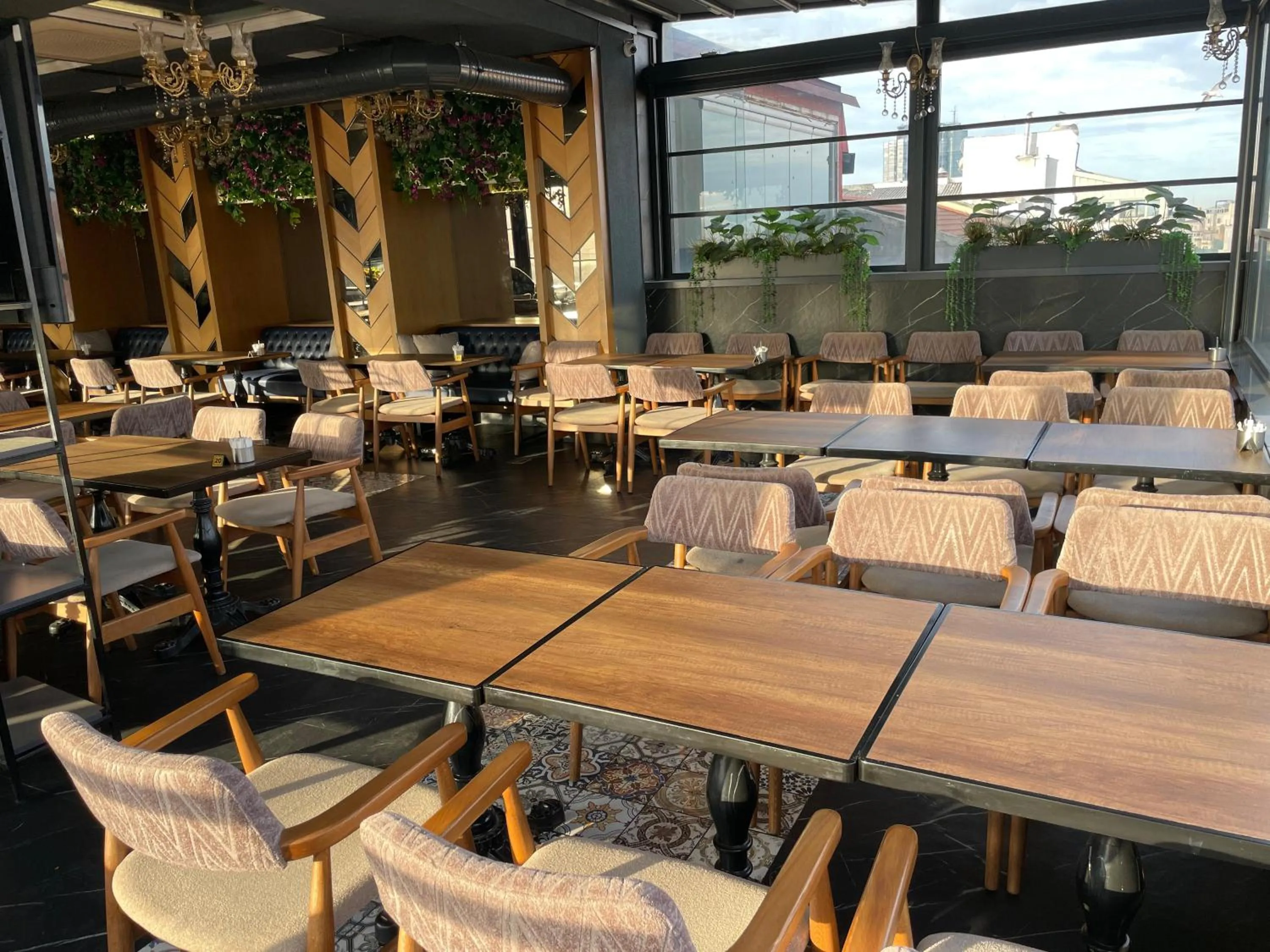 Restaurant/places to eat in Burj Al Istanbul