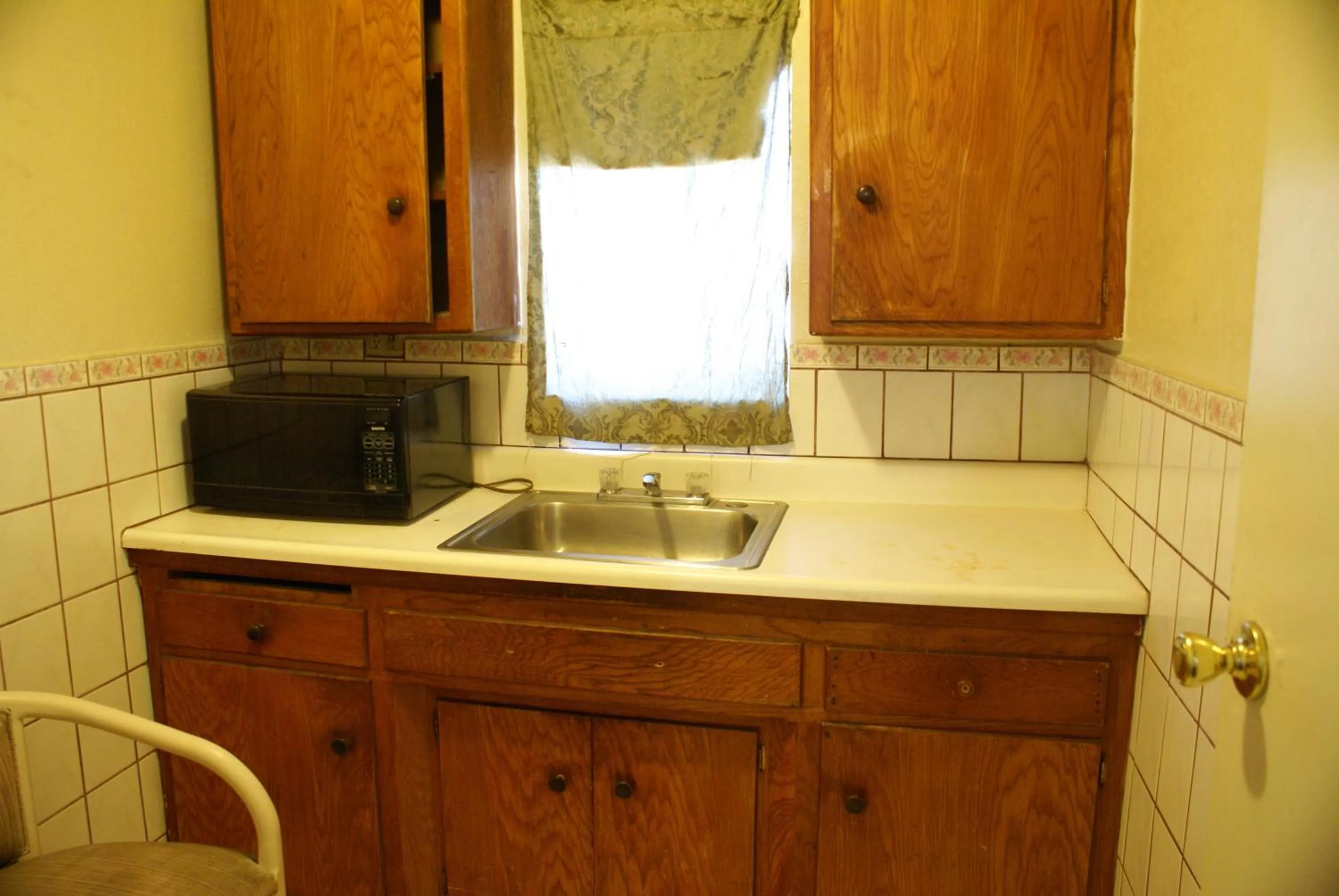Kitchen or kitchenette in Sahara Motel