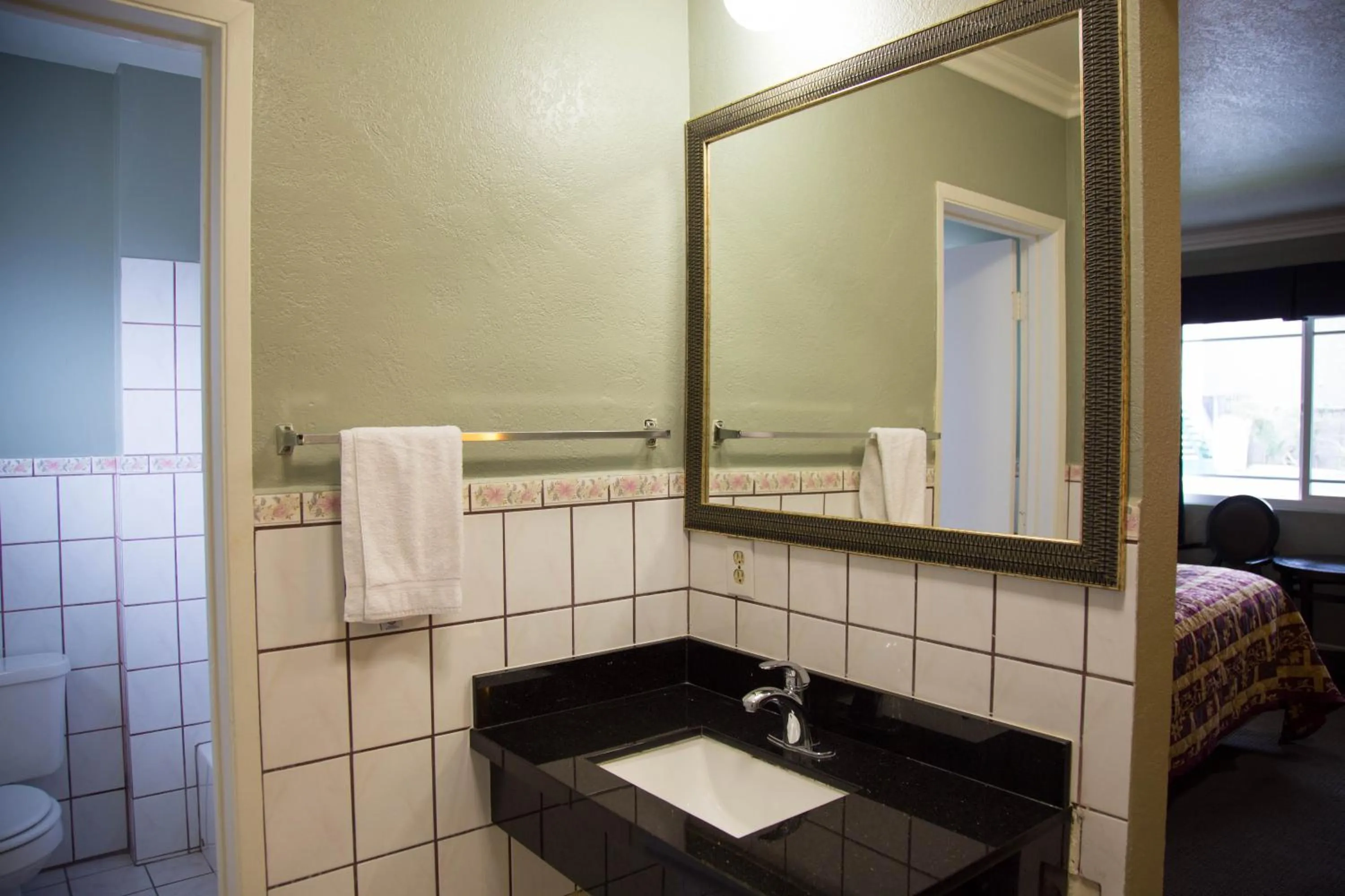 Bathroom in Sahara Motel