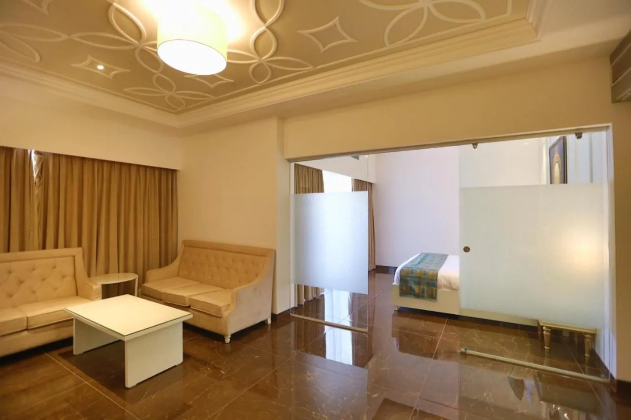 Communal lounge/ TV room in Enrise By Sayaji Rau Indore