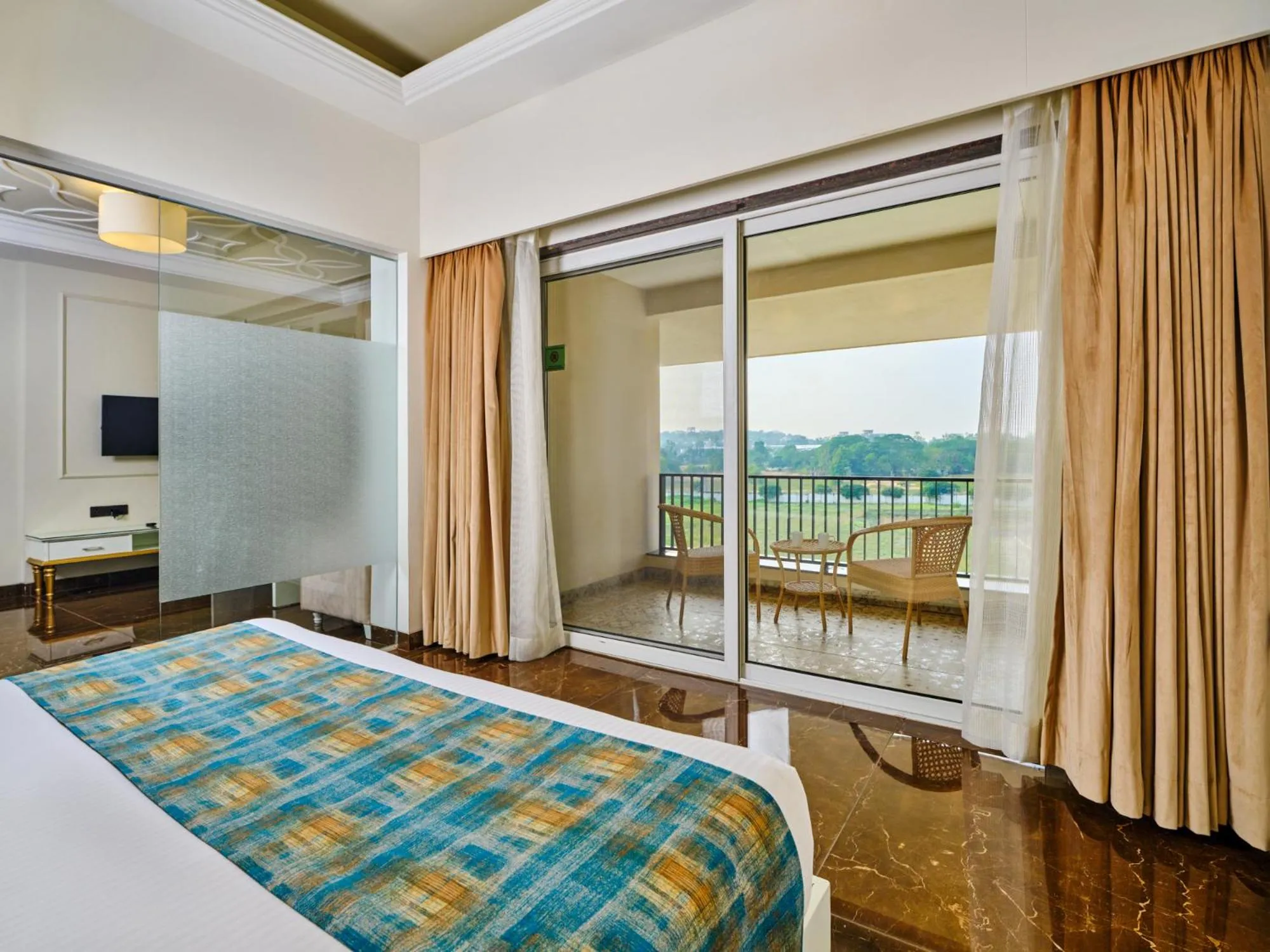 Communal lounge/ TV room, Bed in Enrise By Sayaji Rau Indore