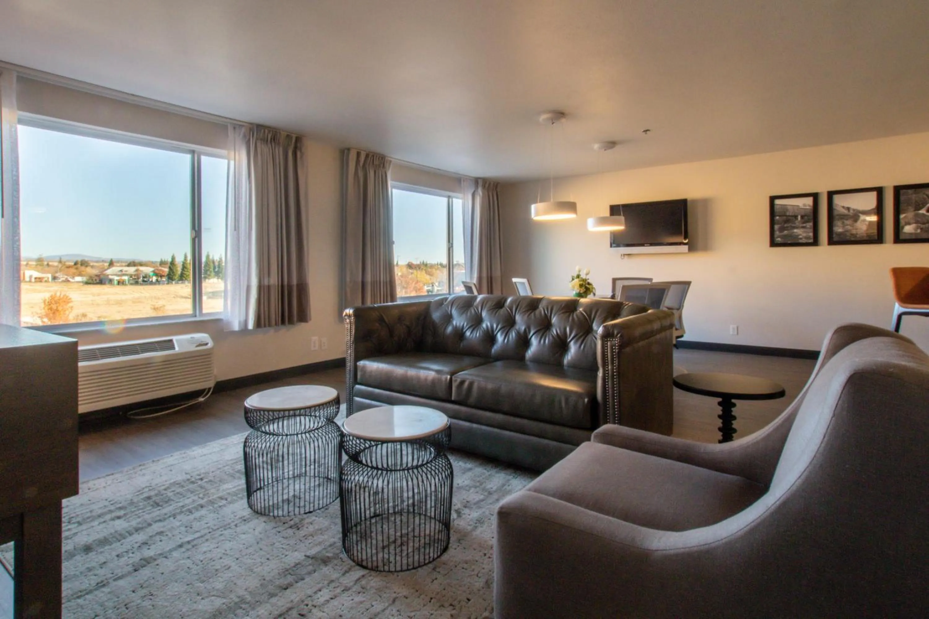 TV and multimedia in Oxford Suites Chico