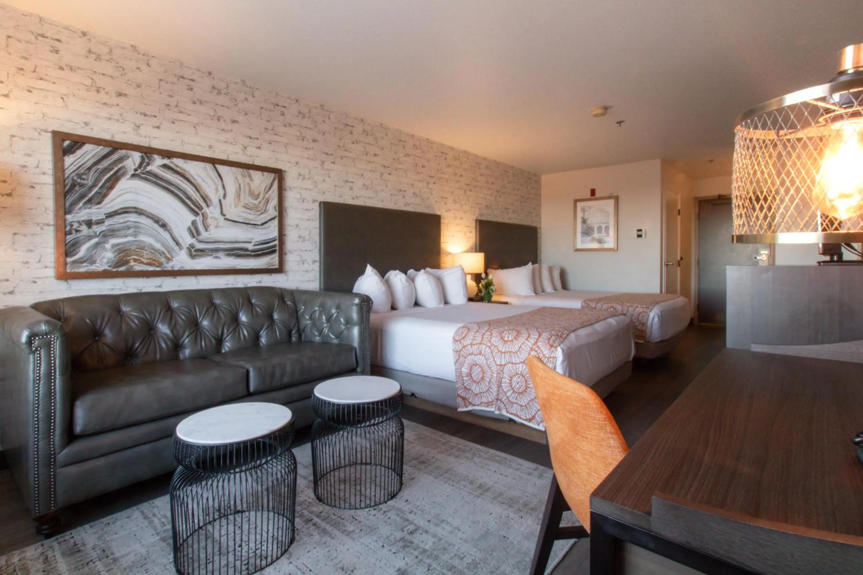 Bed in Oxford Suites Chico