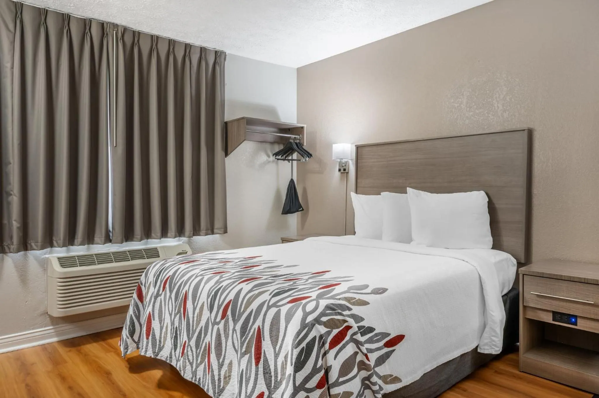 Bedroom, Bed in Red Roof Inn Greencastle South - Cloverdale