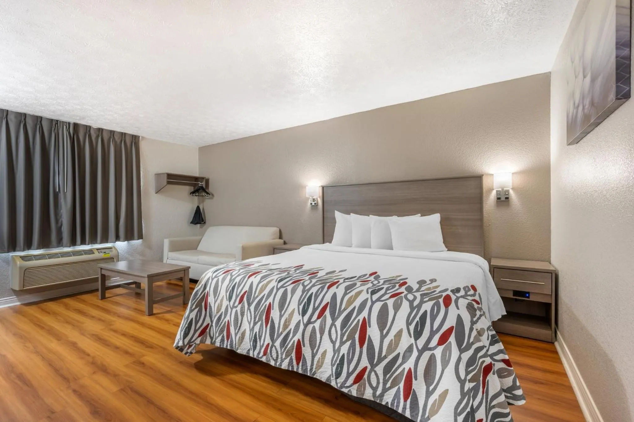 Bedroom, Bed in Red Roof Inn Greencastle South - Cloverdale