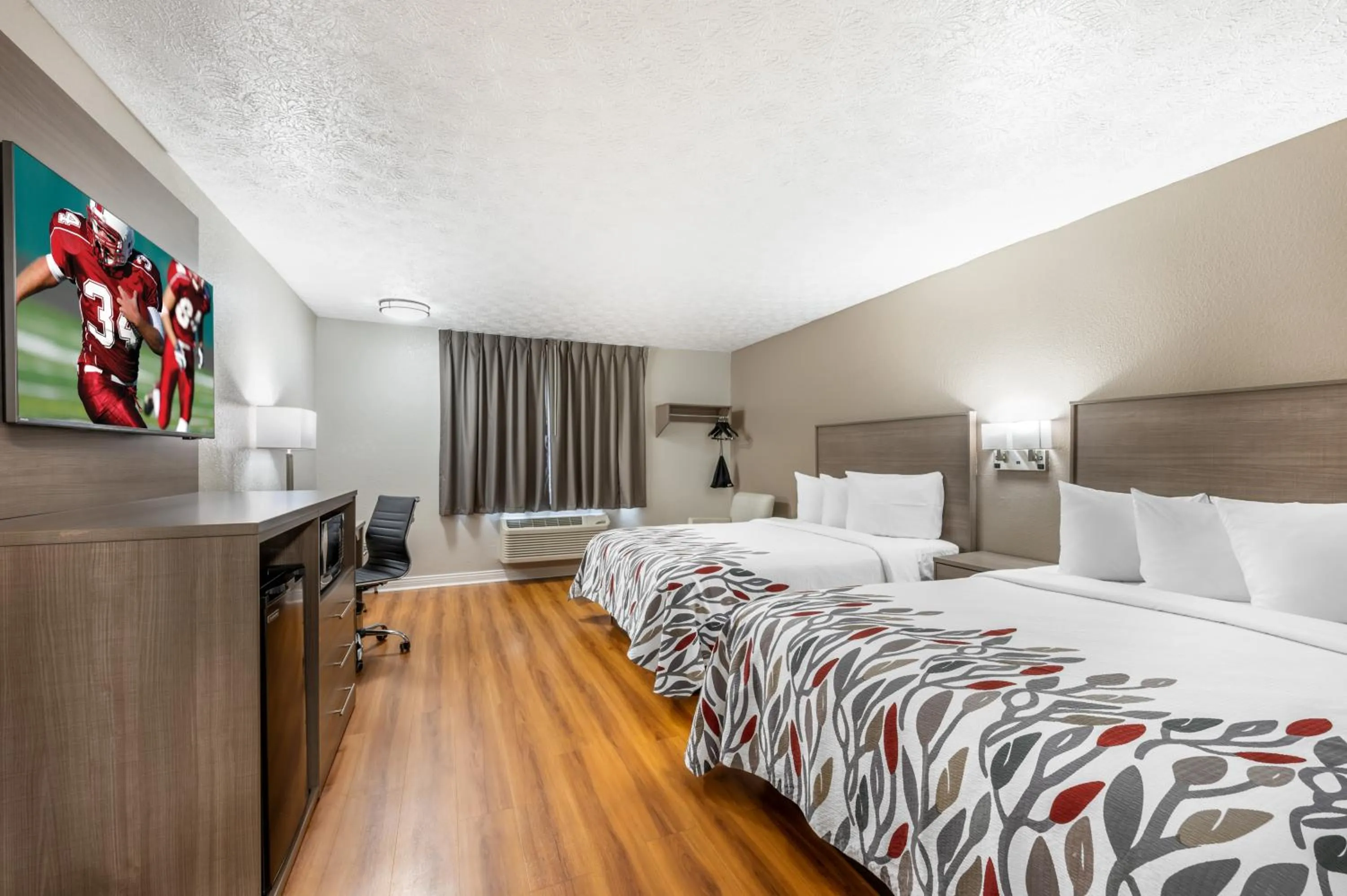 Bedroom, Bed in Red Roof Inn Greencastle South - Cloverdale