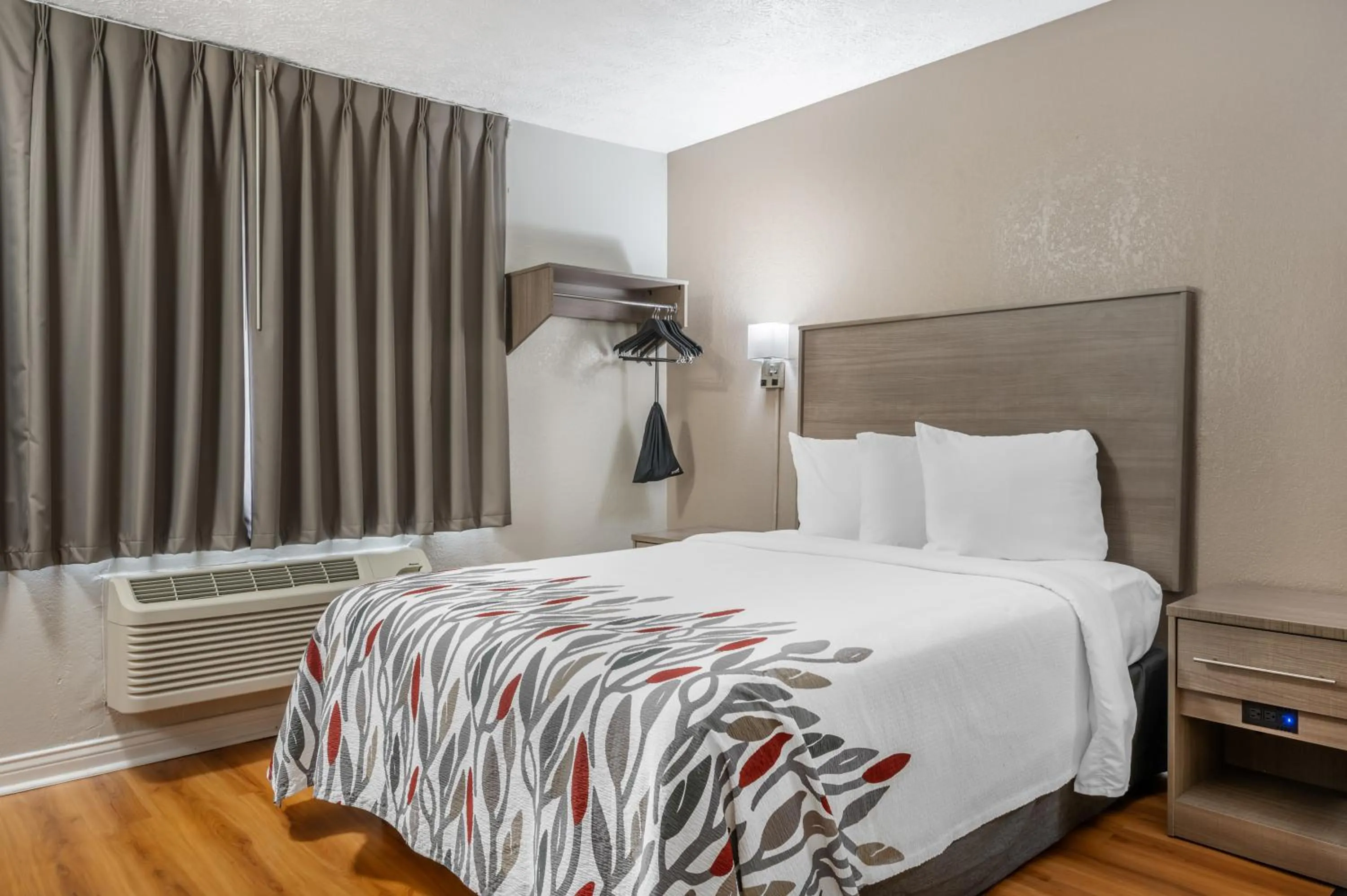 Bedroom, Bed in Red Roof Inn Greencastle South - Cloverdale