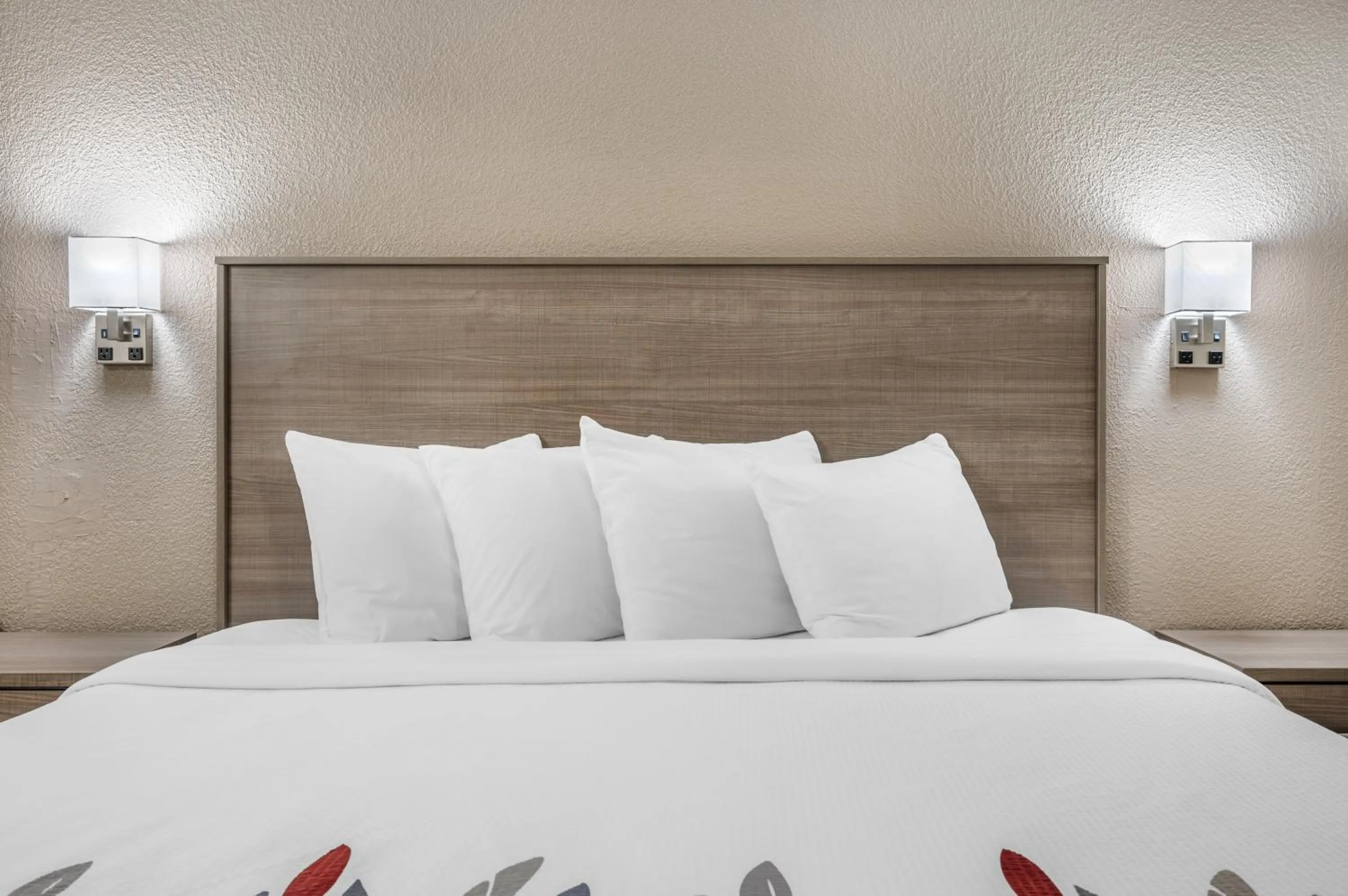 Bedroom, Bed in Red Roof Inn Greencastle South - Cloverdale