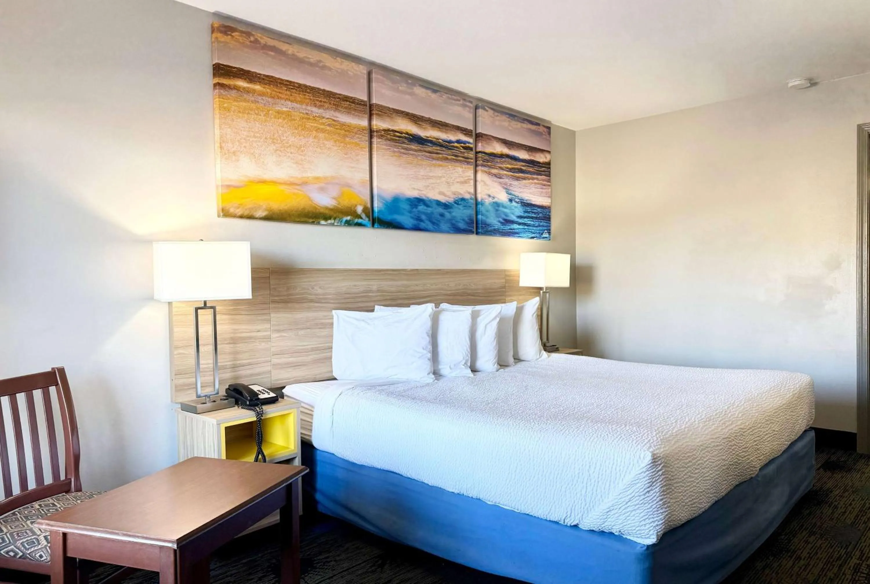 Photo of the whole room, Bed in Days Inn by Wyndham Greenville