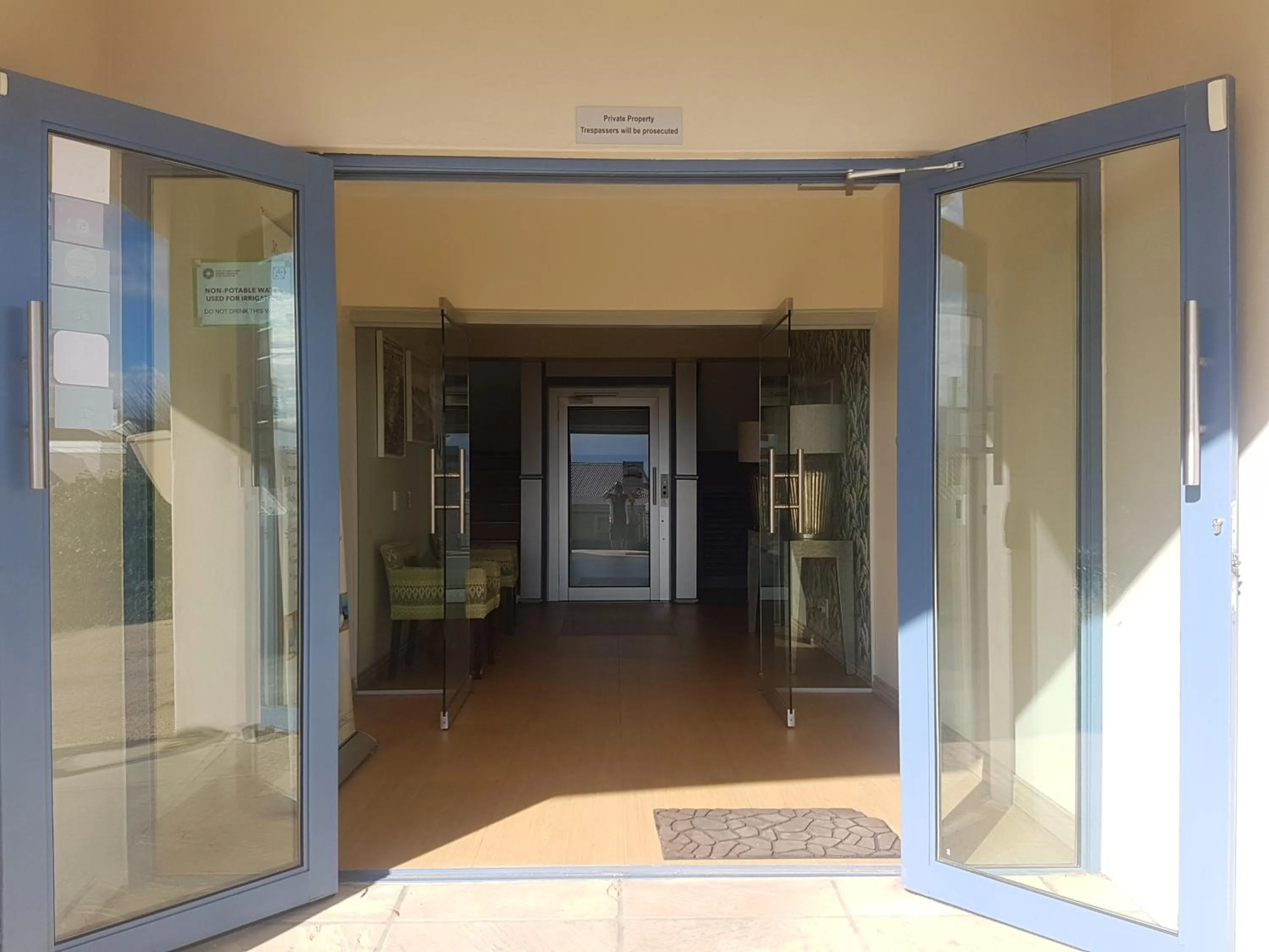 Facade/entrance in Magellans Hotel