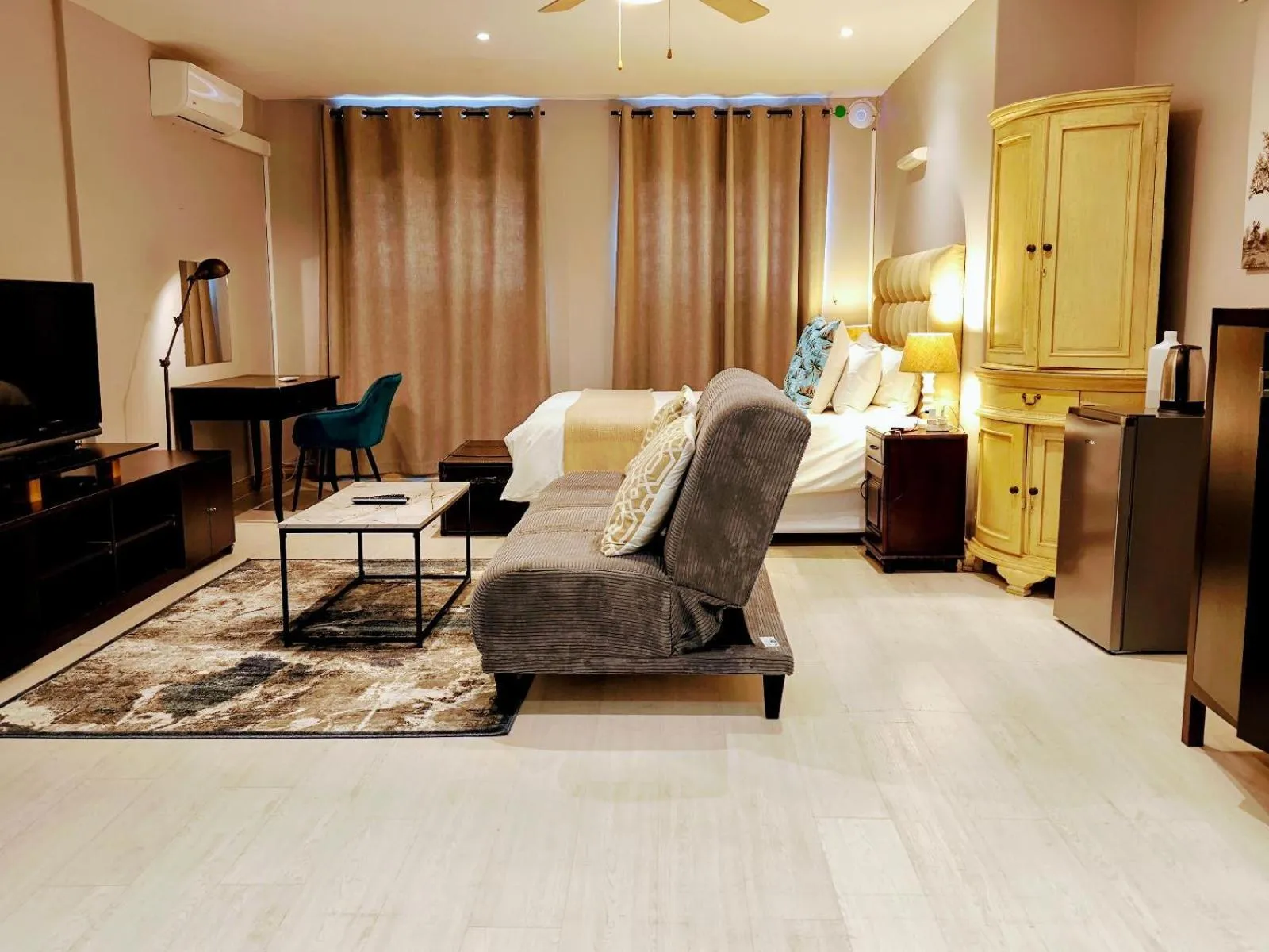 Communal lounge/ TV room in Magellans Hotel