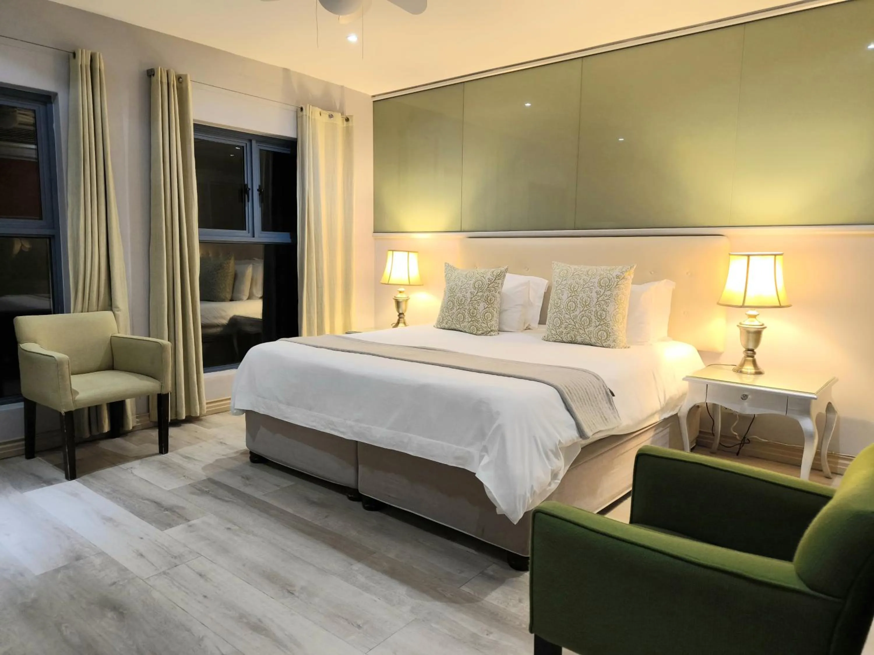 Photo of the whole room, Bed in Magellans Hotel