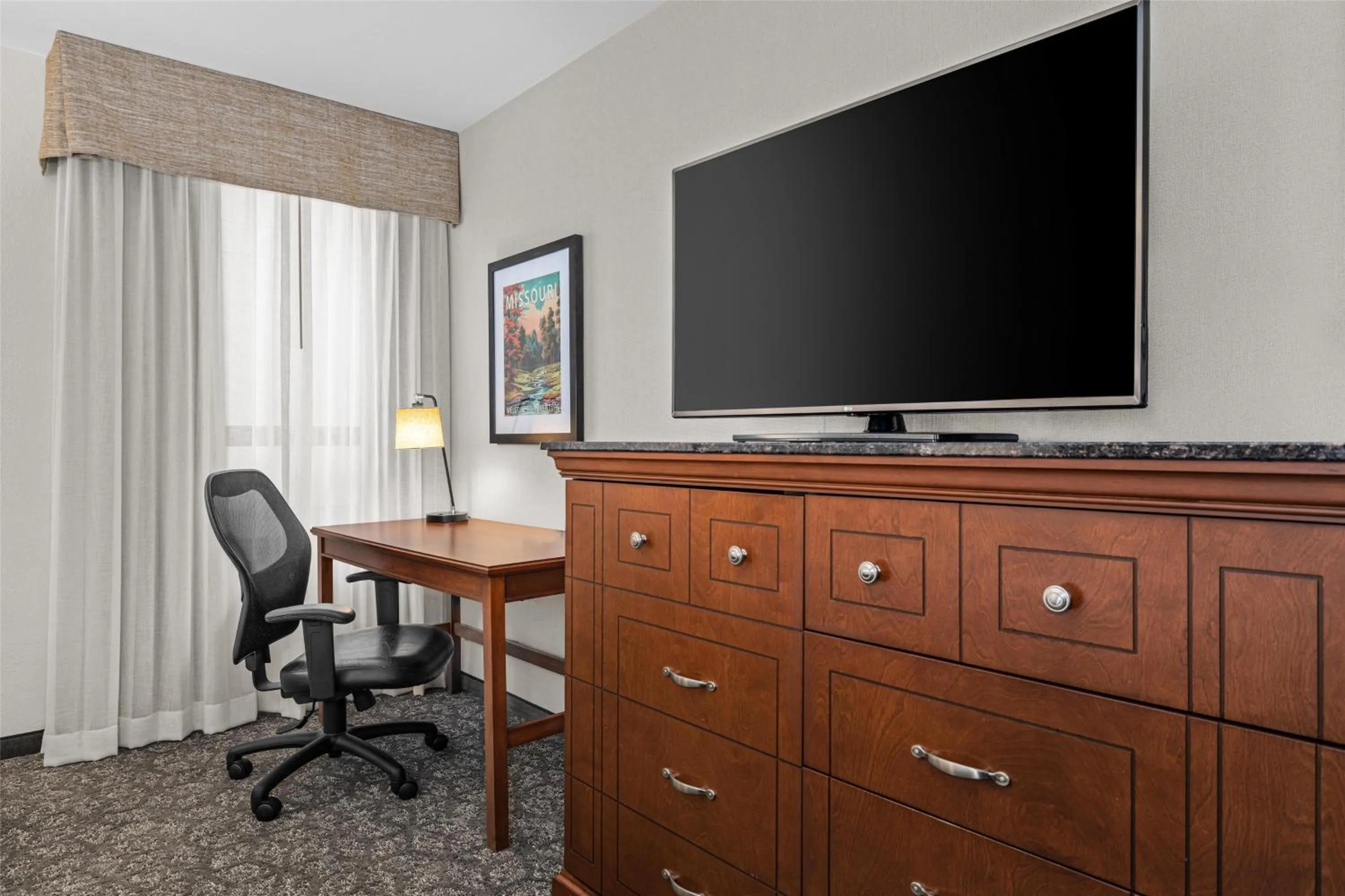 Bedroom in Drury Plaza Hotel St Louis Creve Coeur