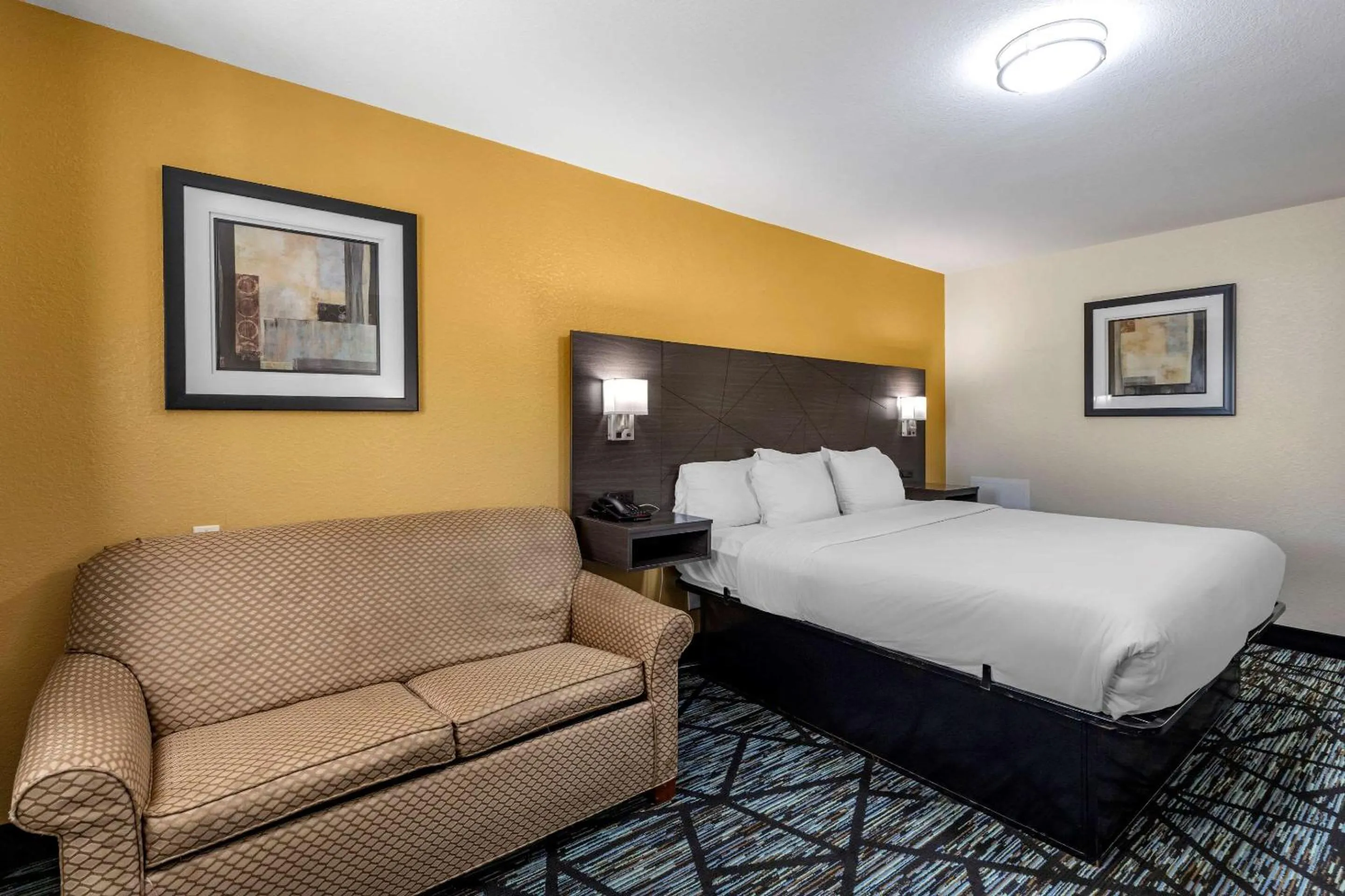 Bedroom in Quality Inn Cameron