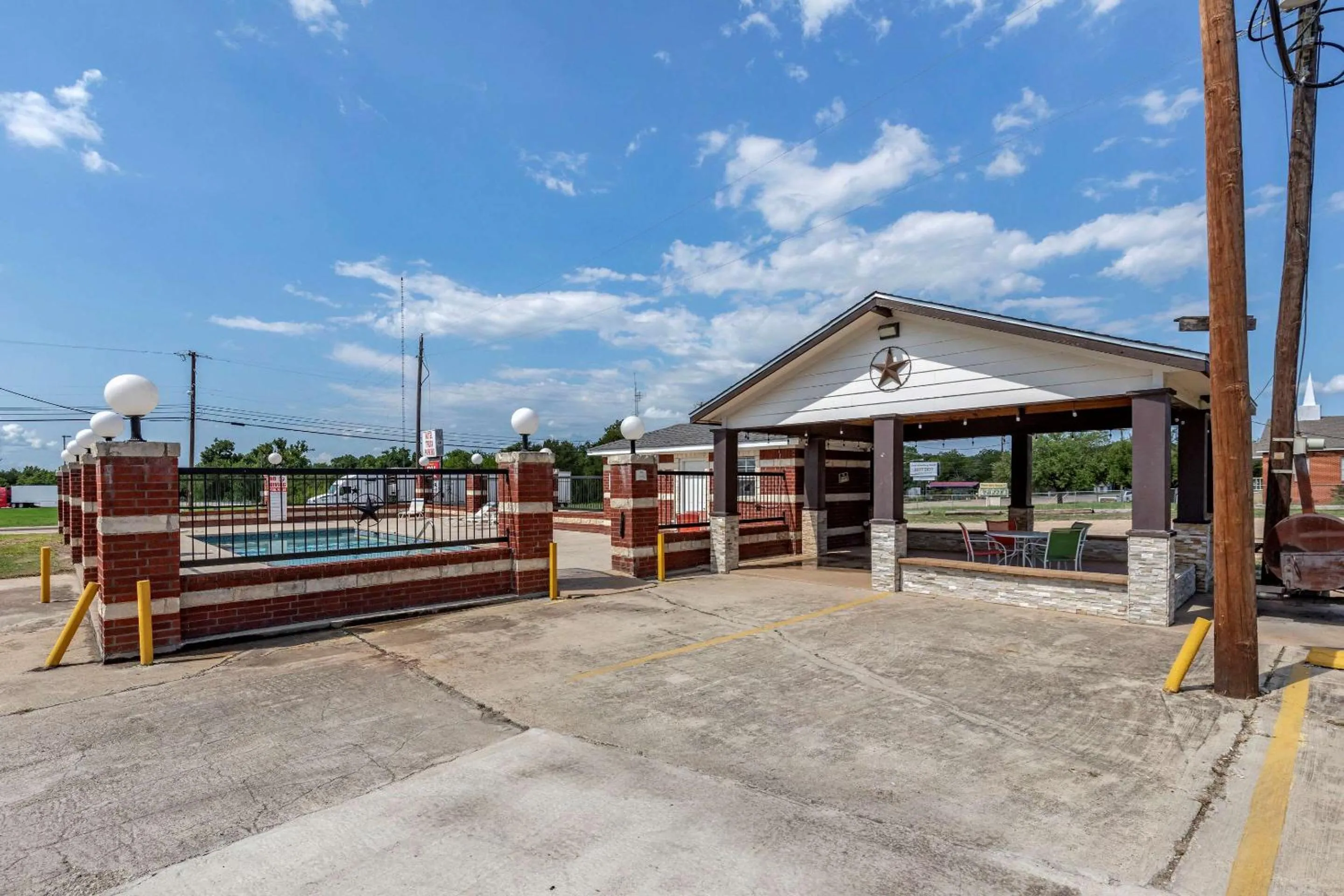Swimming pool in Quality Inn Cameron