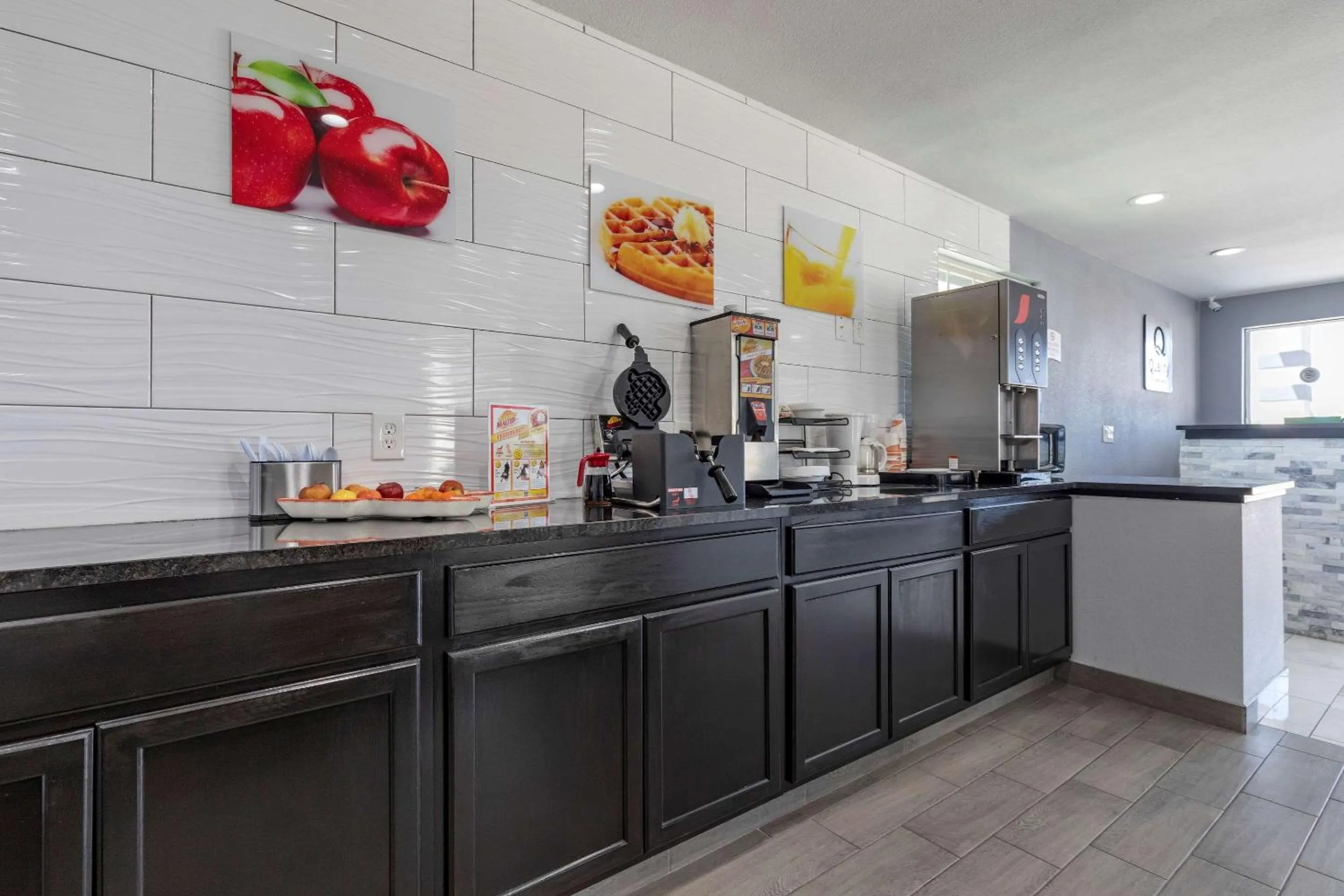 Breakfast in Quality Inn Cameron