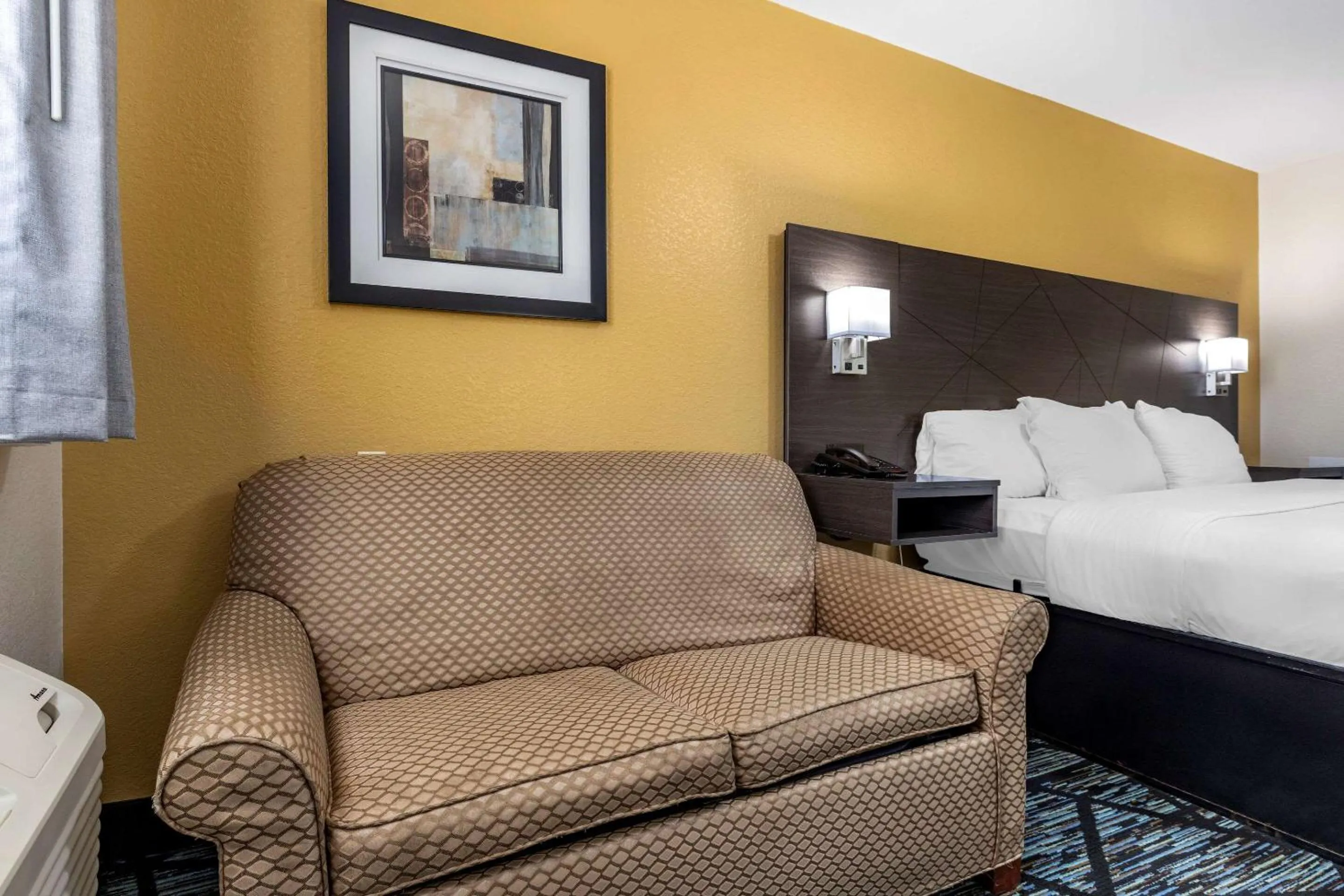 Bedroom in Quality Inn Cameron