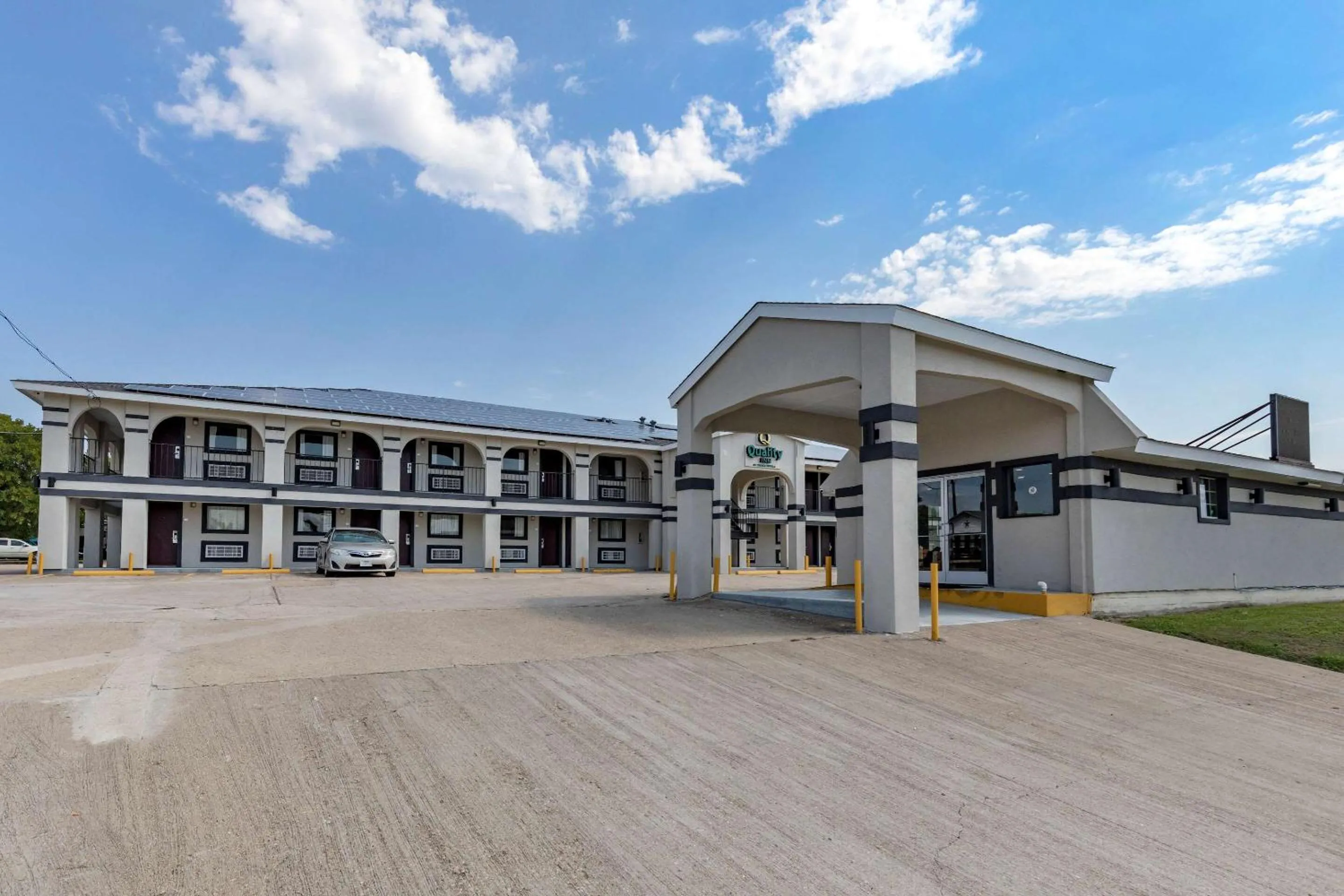 Property building in Quality Inn Cameron