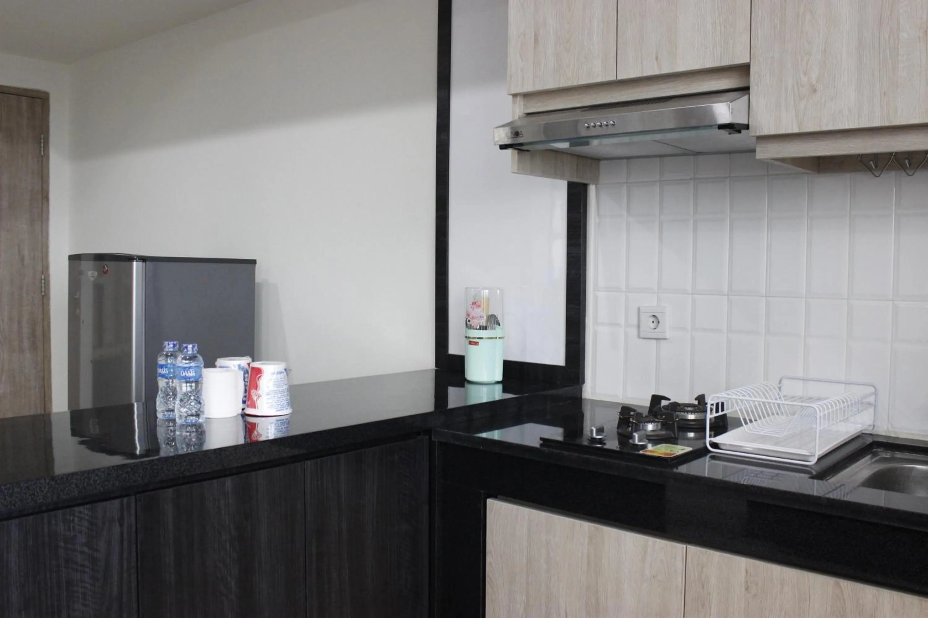 Kitchen or kitchenette in Cozy 2BR Apartment @ Newton Residence By Travelio