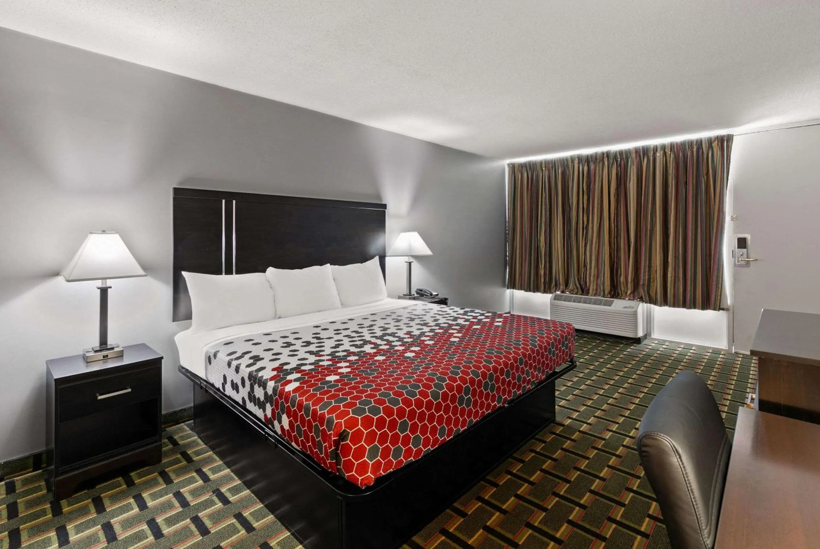 Bedroom, Bed in Econo Lodge Clemson - University Area