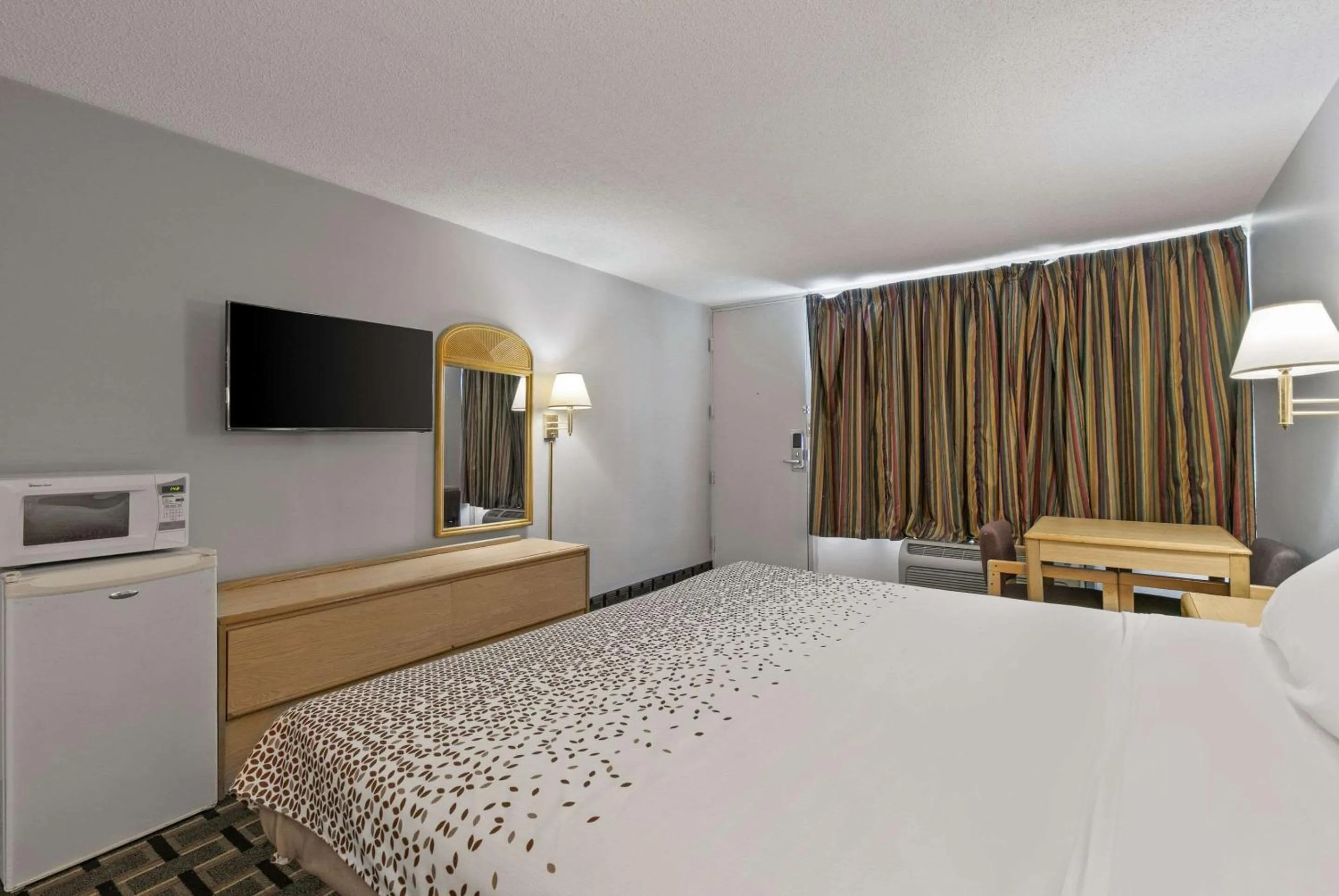 Bedroom, Bed in Econo Lodge Clemson - University Area