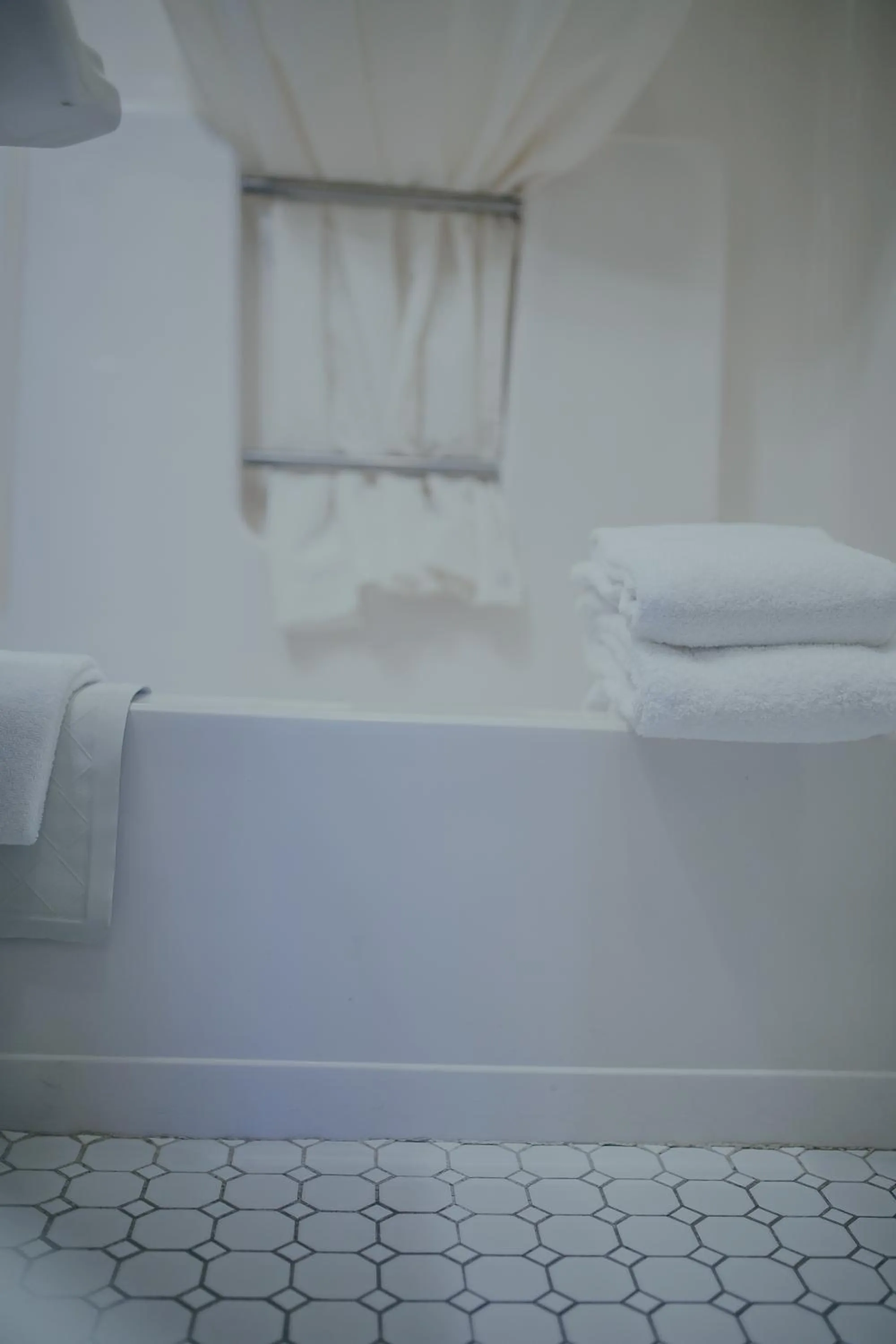 Bathroom, Bed in The Hotel Ottumwa