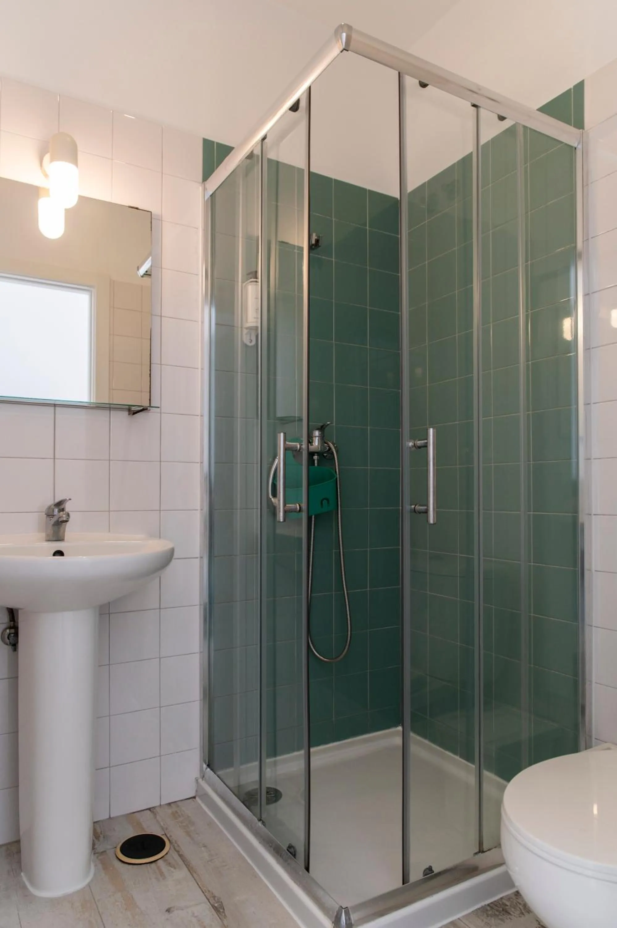 Shower in WOT Peniche Social