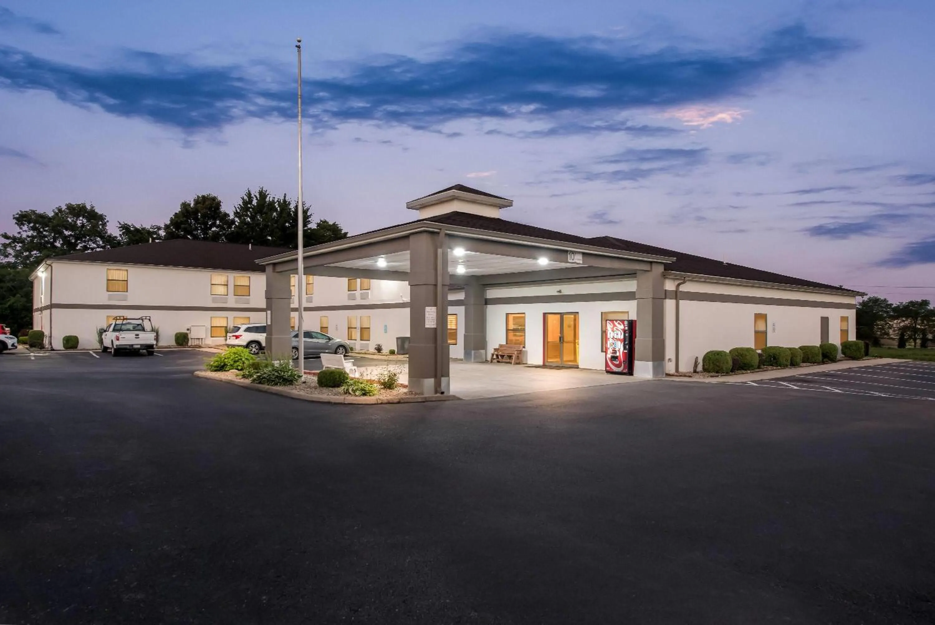 Property building in Super 8 by Wyndham Bellefontaine