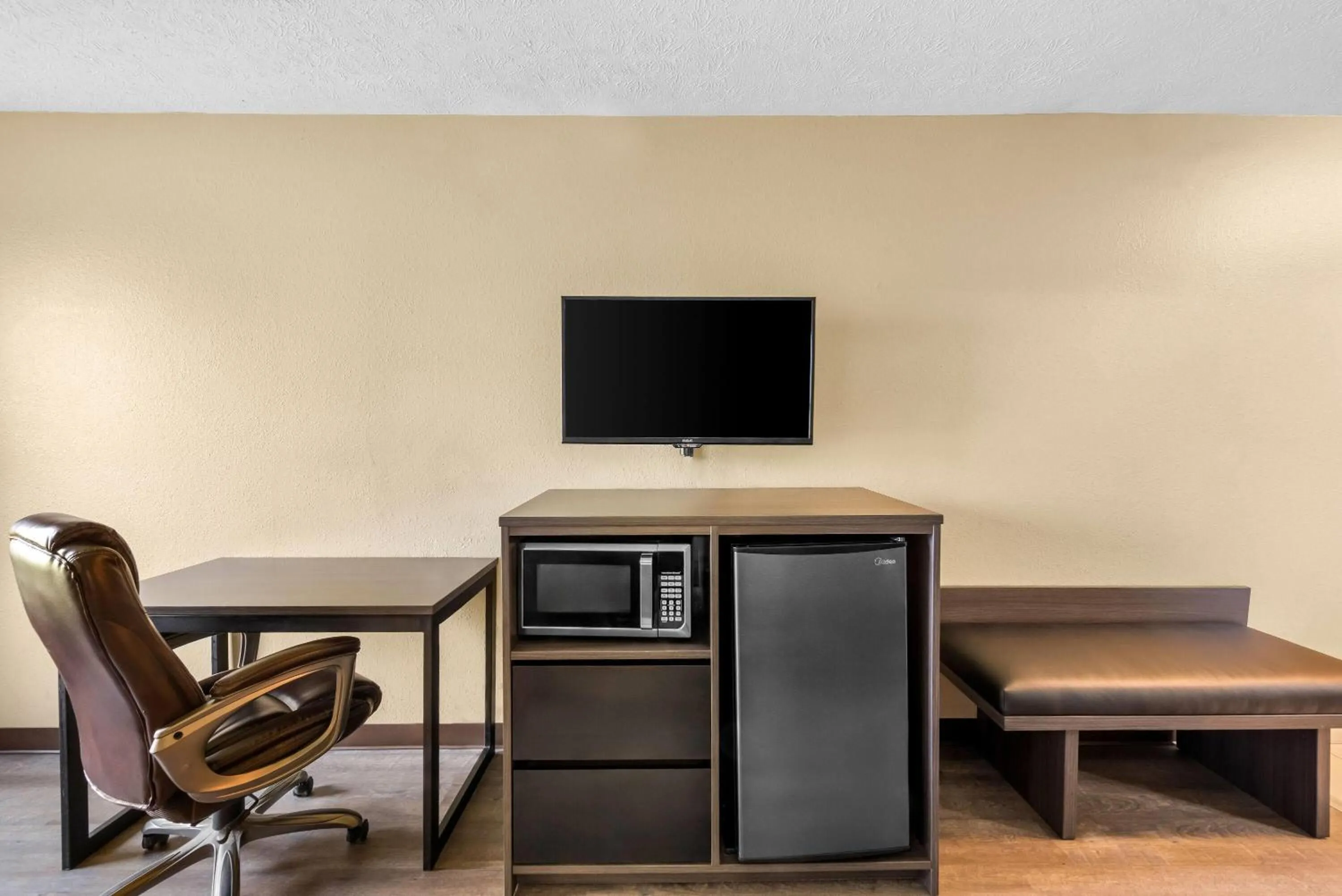 Bed in Super 8 by Wyndham Bellefontaine