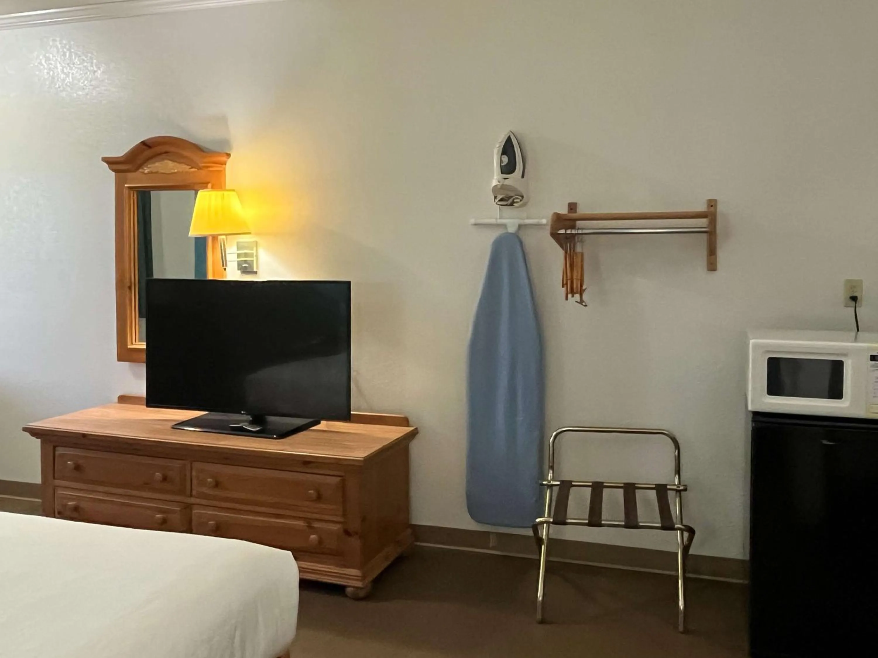 Bedroom, Bed in Motel 6 Portland, IN