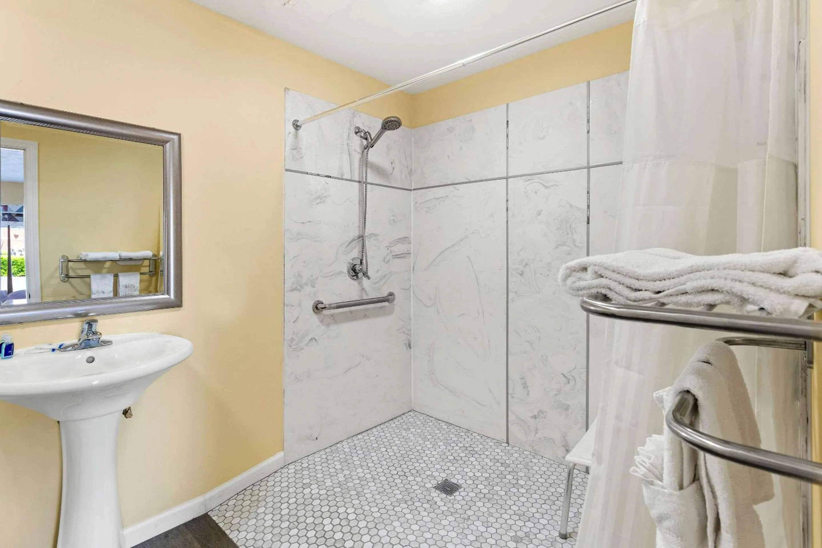 Bathroom in Rodeway Inn Oxford