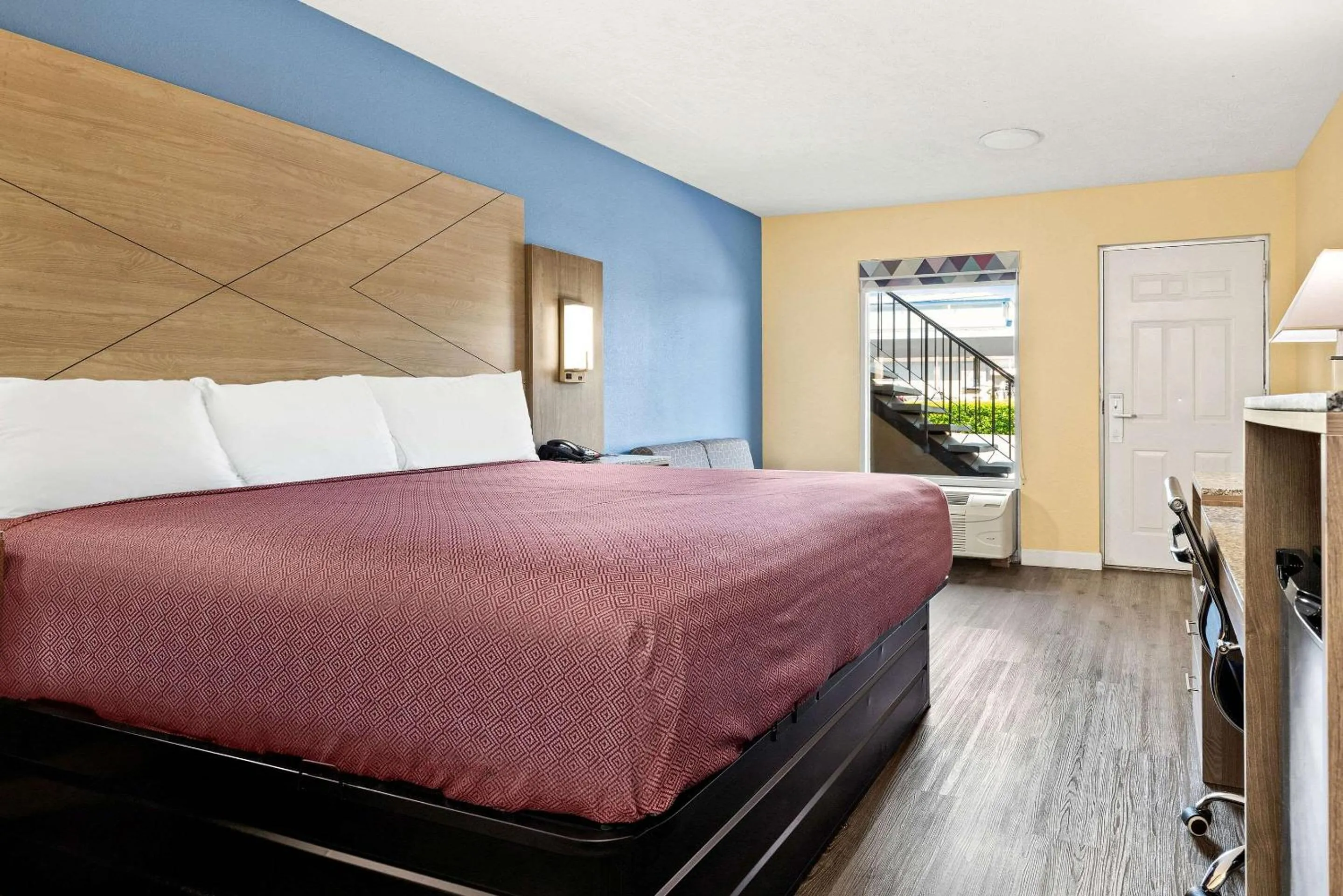 Bedroom, Bed in Rodeway Inn Oxford